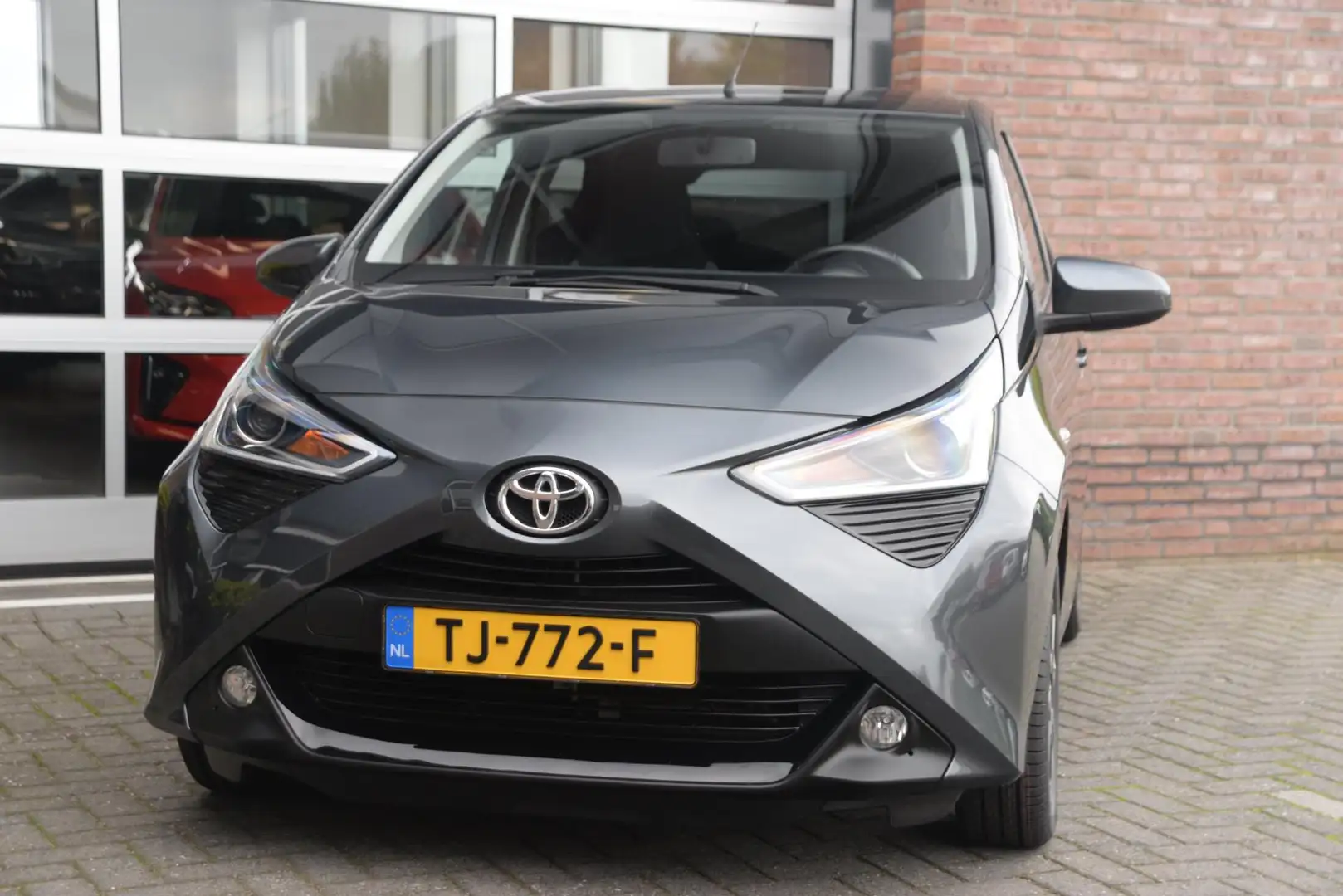 Toyota Aygo 1.0 VVT-i x-first | Camera | DAB | Navigatie | Ori Gris - 2