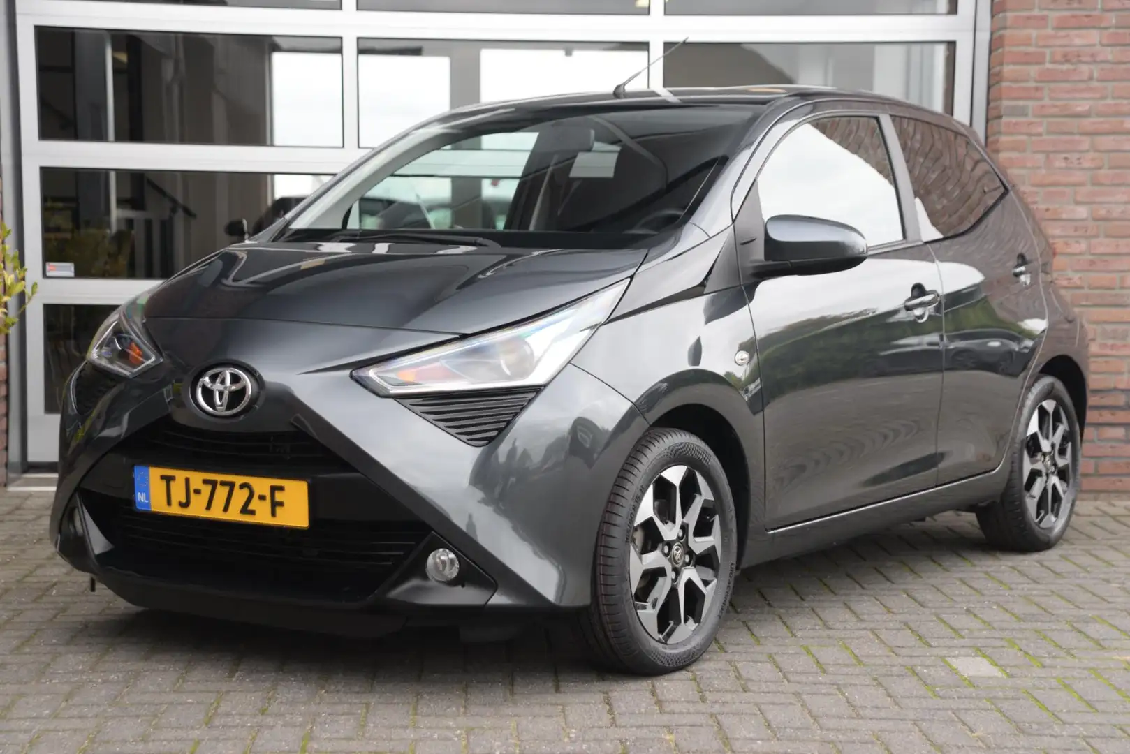 Toyota Aygo 1.0 VVT-i x-first | Camera | DAB | Navigatie | Ori Gris - 1