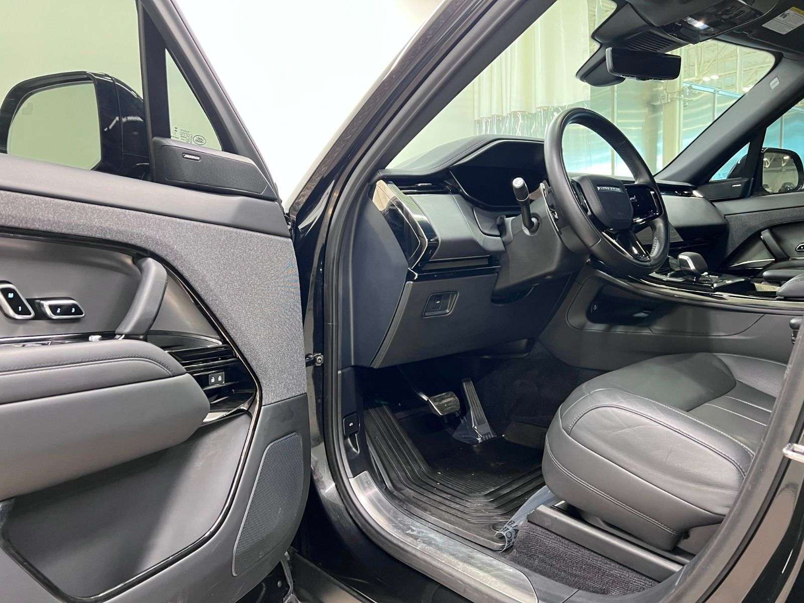 2024 Land Rover Range Rover Sport P400 DYNAMIC SE | TWO SETS OF TIRES | LOW KMS thumb 6