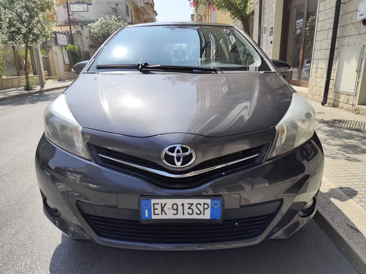 Toyota Yaris 1.4 D-4D 90CV DIESEL NAVI Gris - 2