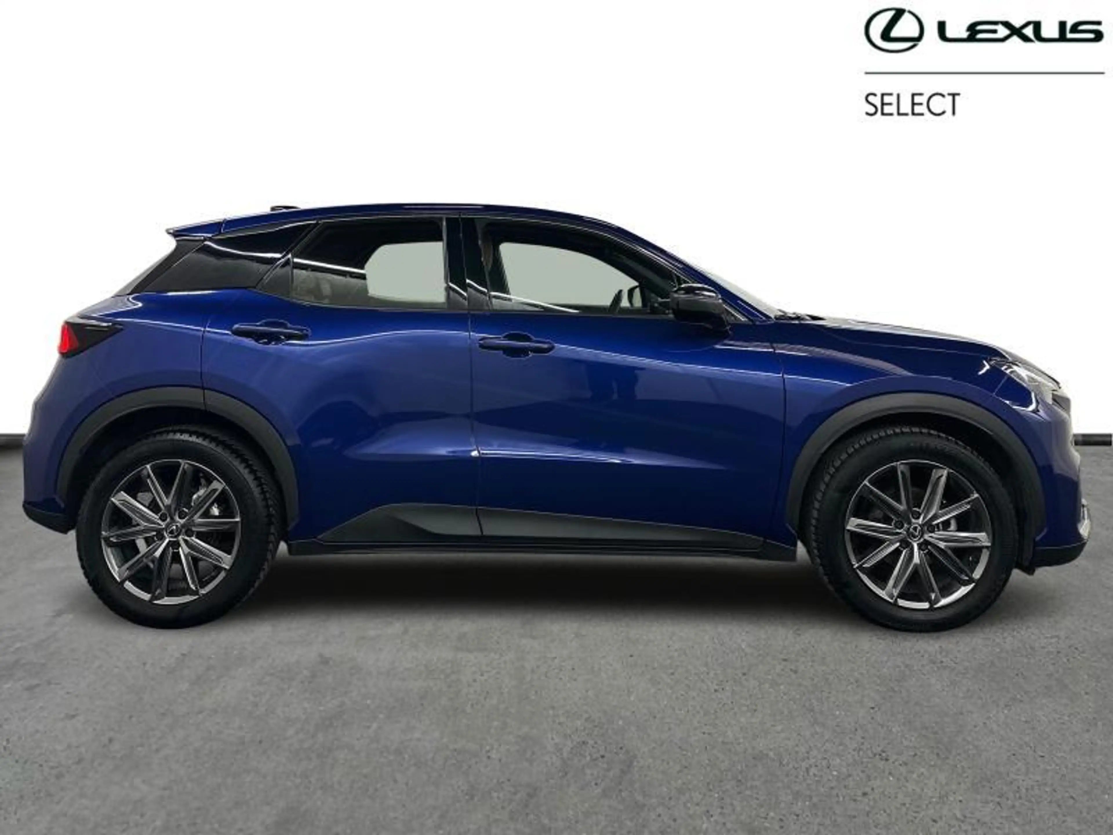 Lexus LBX 136hp HEV Relax | all seasons | carplay — photo 14