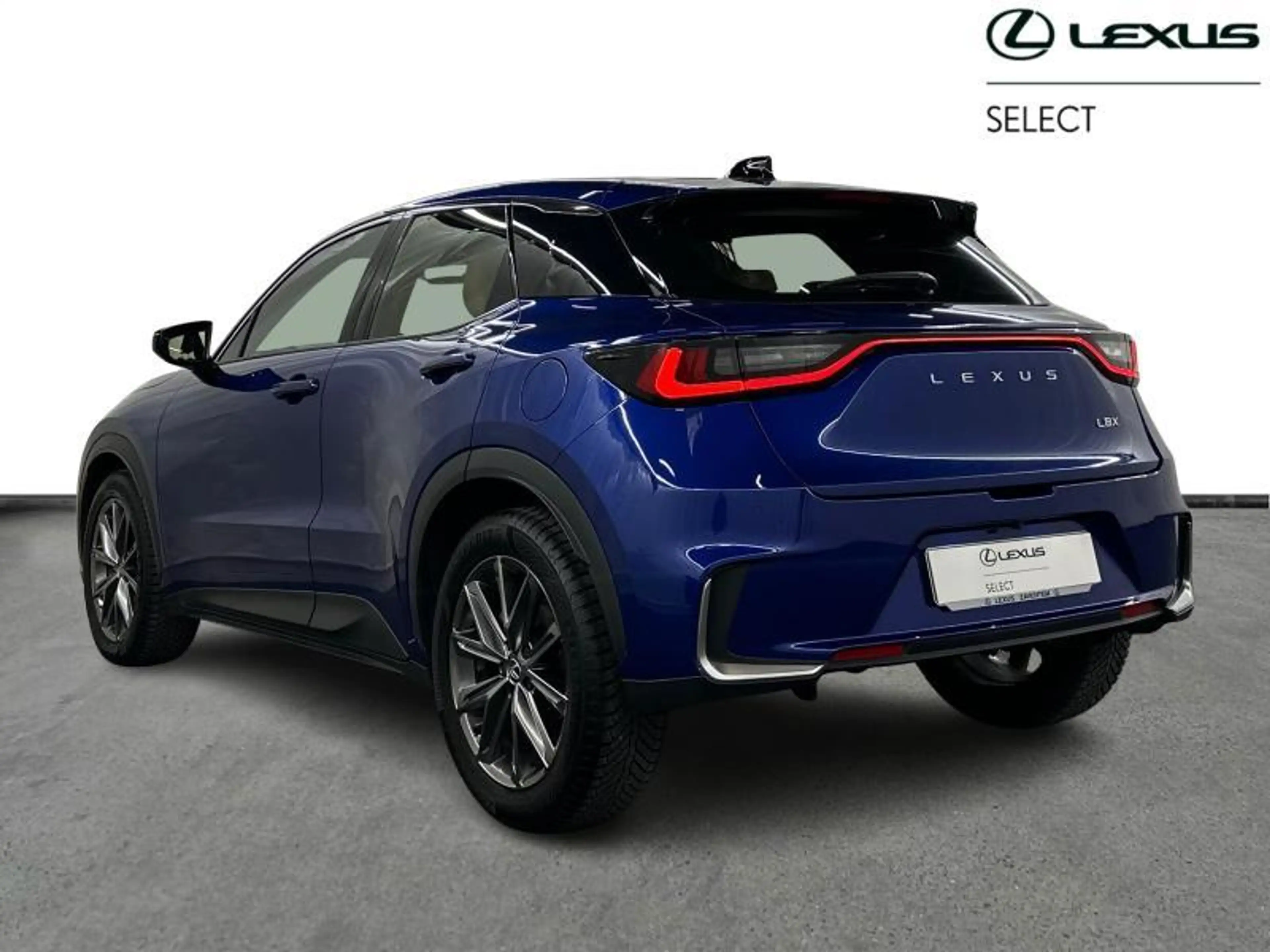 Lexus LBX 136hp HEV Relax | all seasons | carplay — photo 2