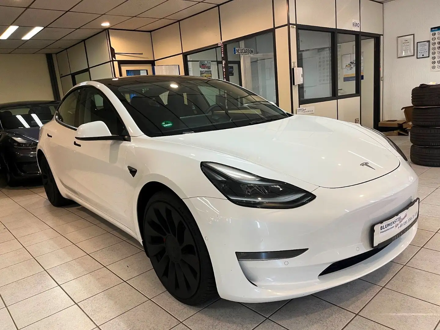 Tesla Model 3 Perform. TOP-Zustand noch volle Garantie Weiß - 2