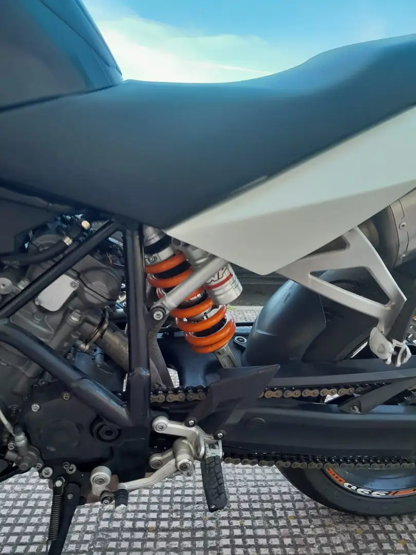 KTM 990 Super Duke R Bianco - 2