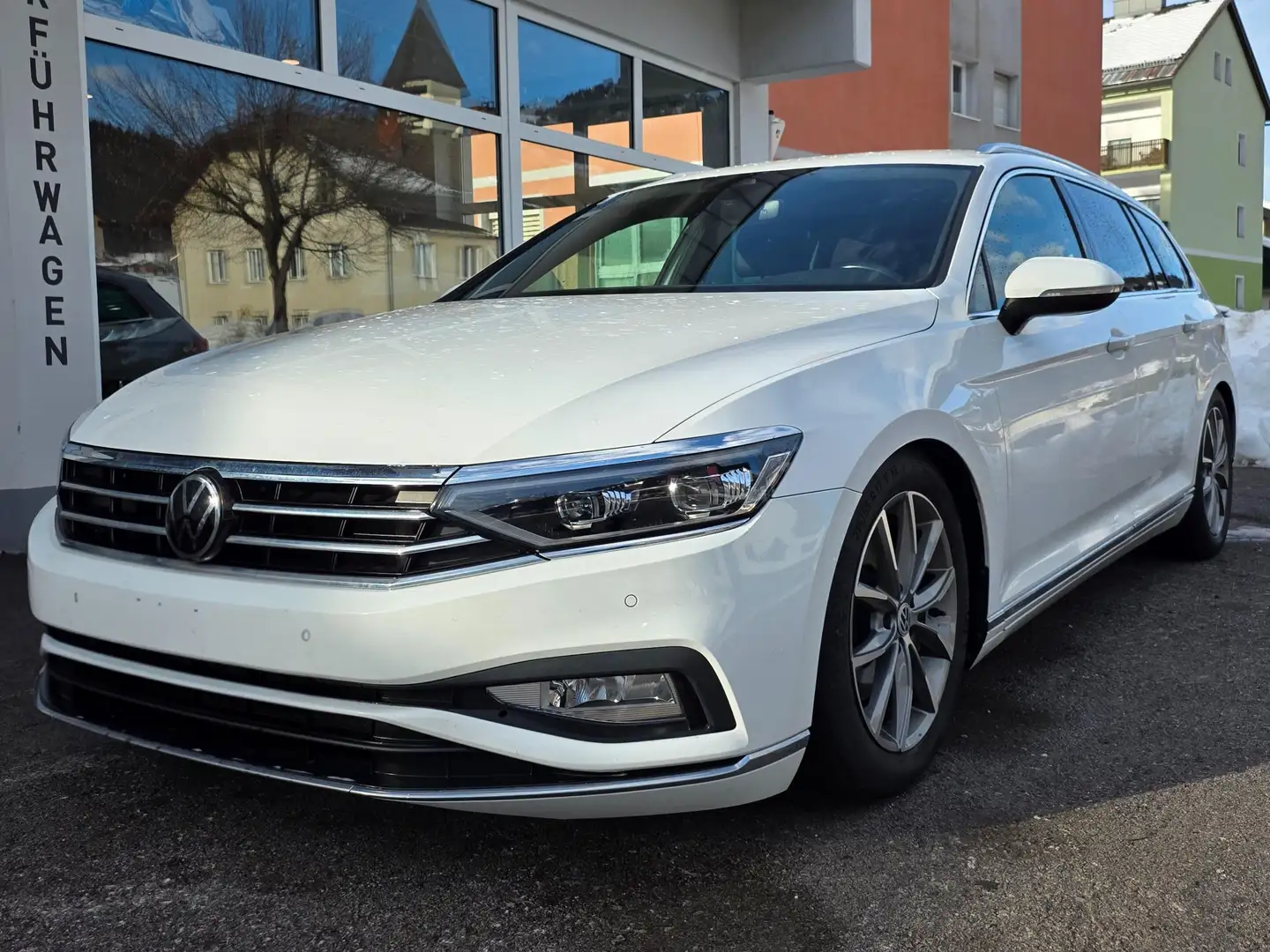 Volkswagen Passat Variant Elegance Weiß - 2