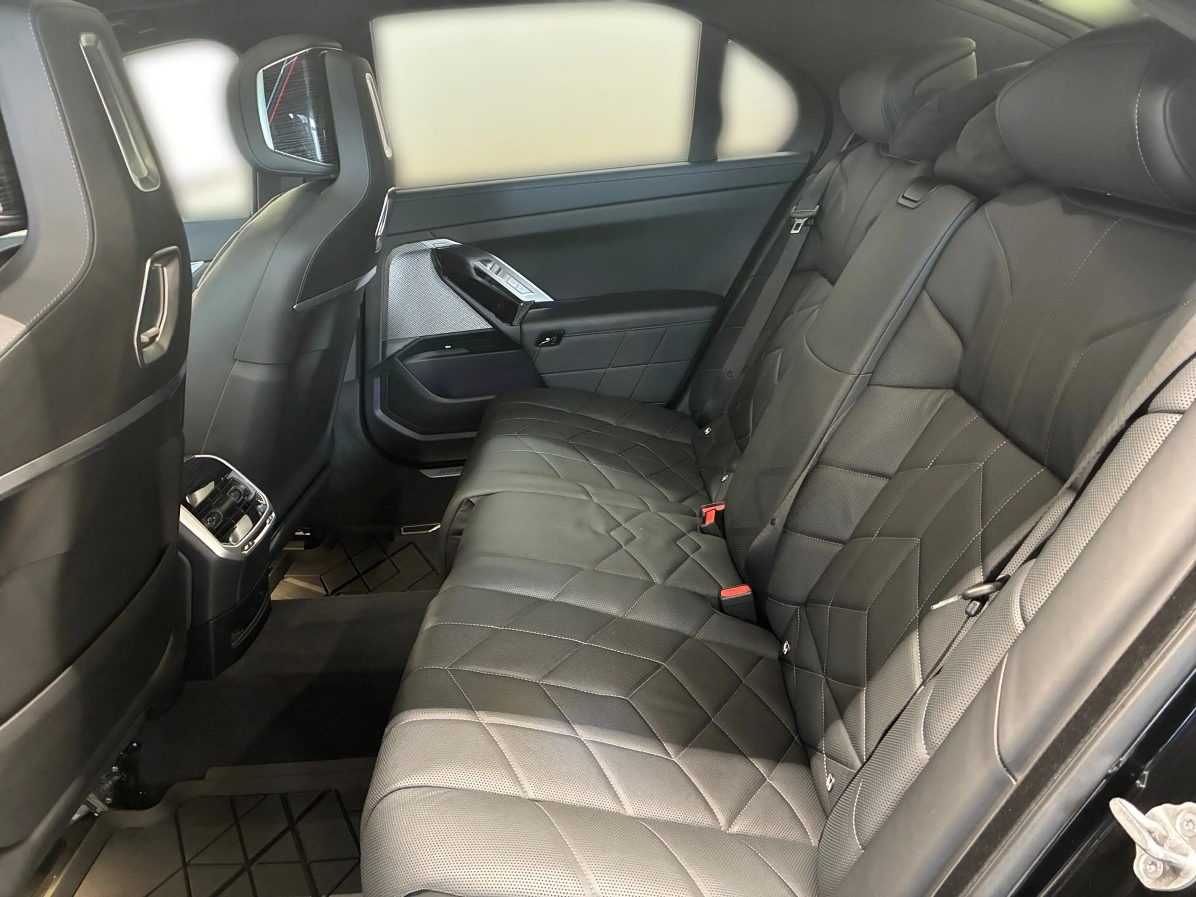 BMW 750 e xDrive — photo 7