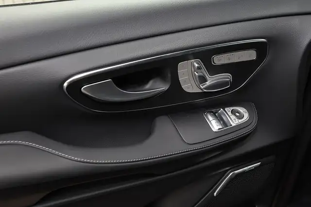 Mercedes-Benz V-Class view 14