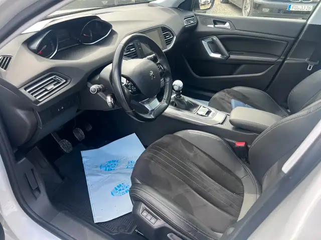 Peugeot 308 view 9