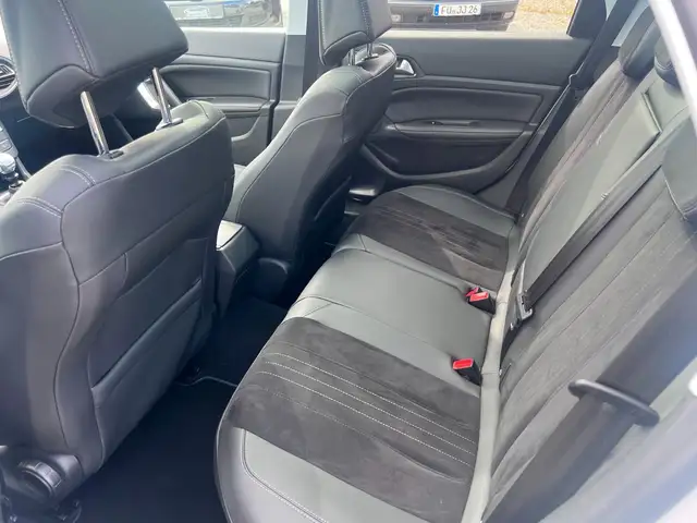 Peugeot 308 view 12