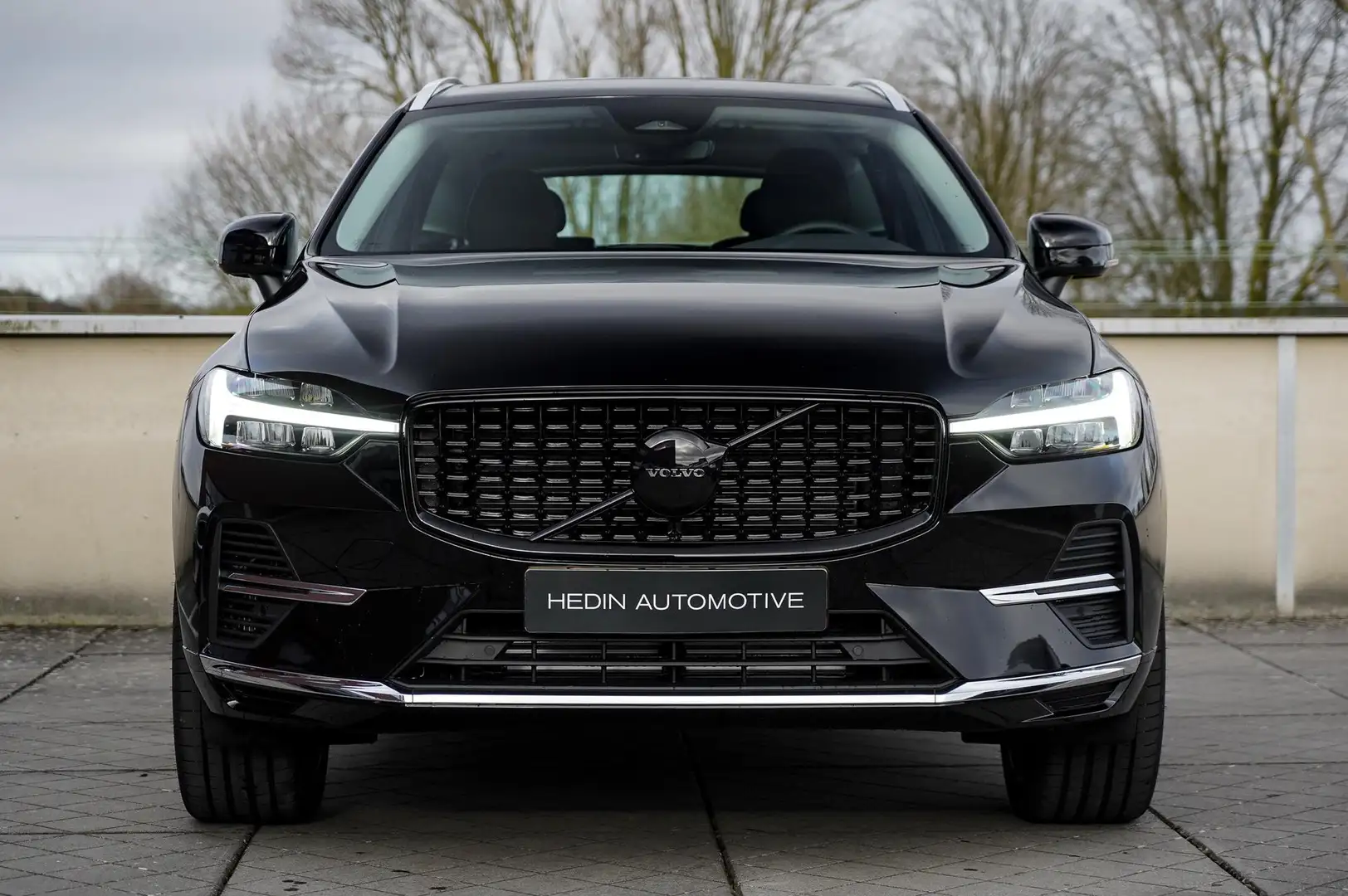 Volvo XC60 2.0 T6 Plug-in hybrid AWD Essential Edition Bright Zwart - 2