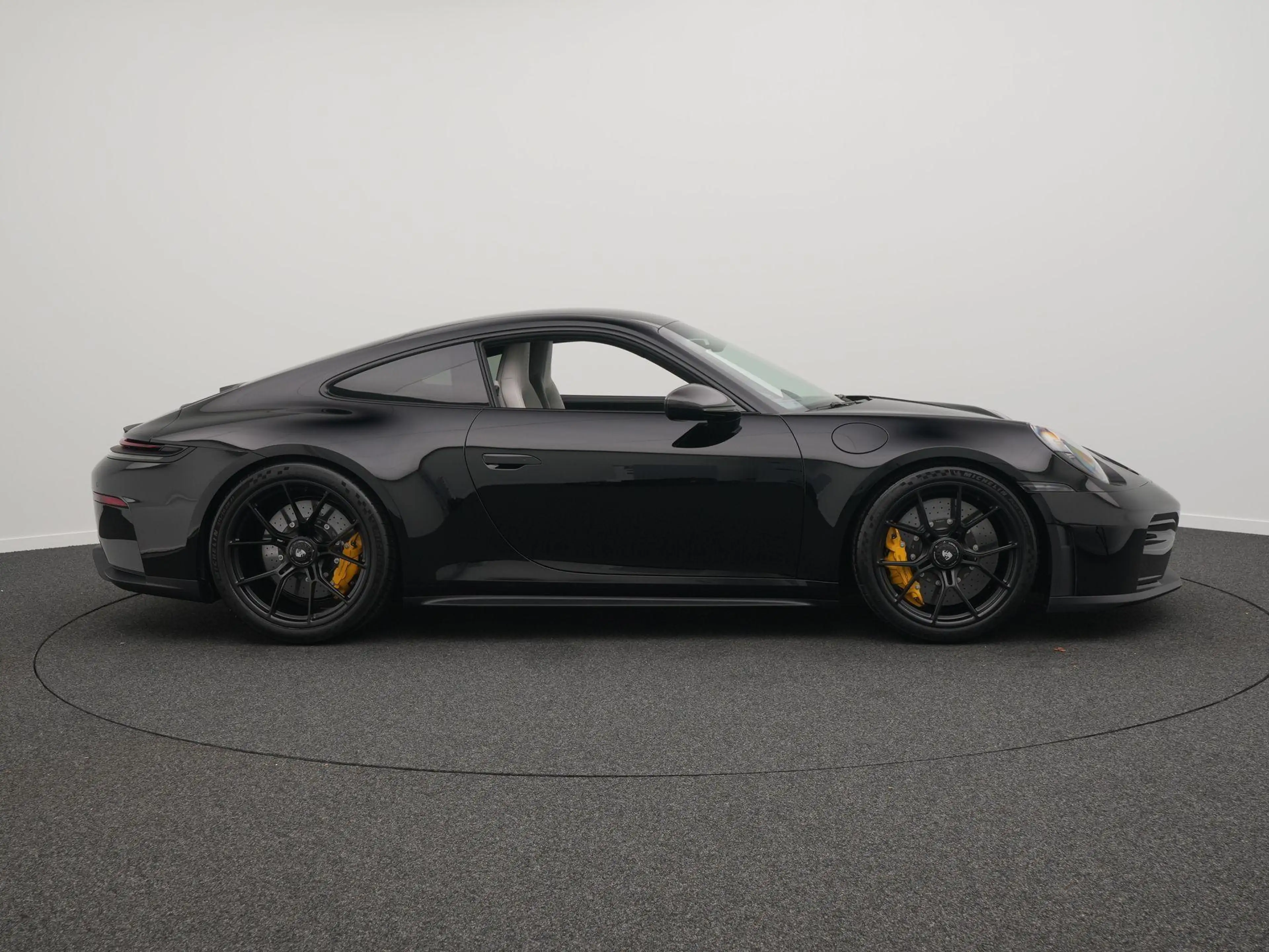 Porsche 992 GT3 Touring — photo 6