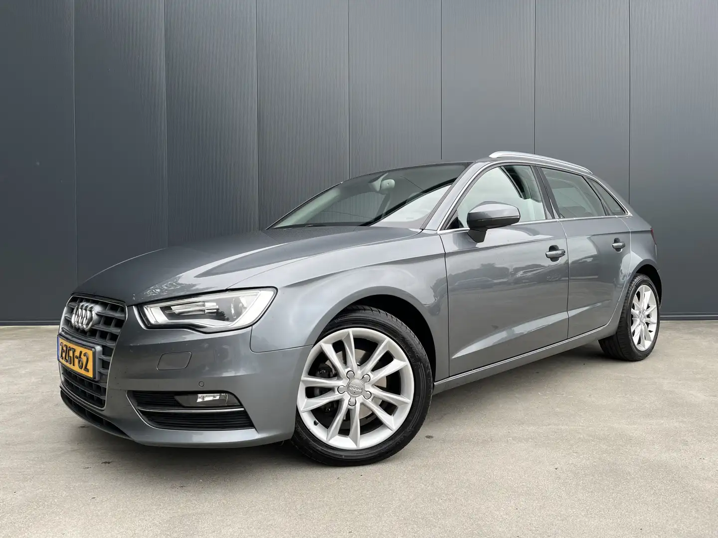 Audi A3 Sportback 1.6 TDI Attraction Pro Line plus XENON L Grijs - 1