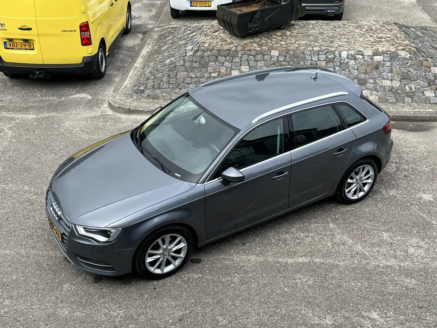 Audi A3 Sportback 1.6 TDI Attraction Pro Line plus XENON L Grijs - 2