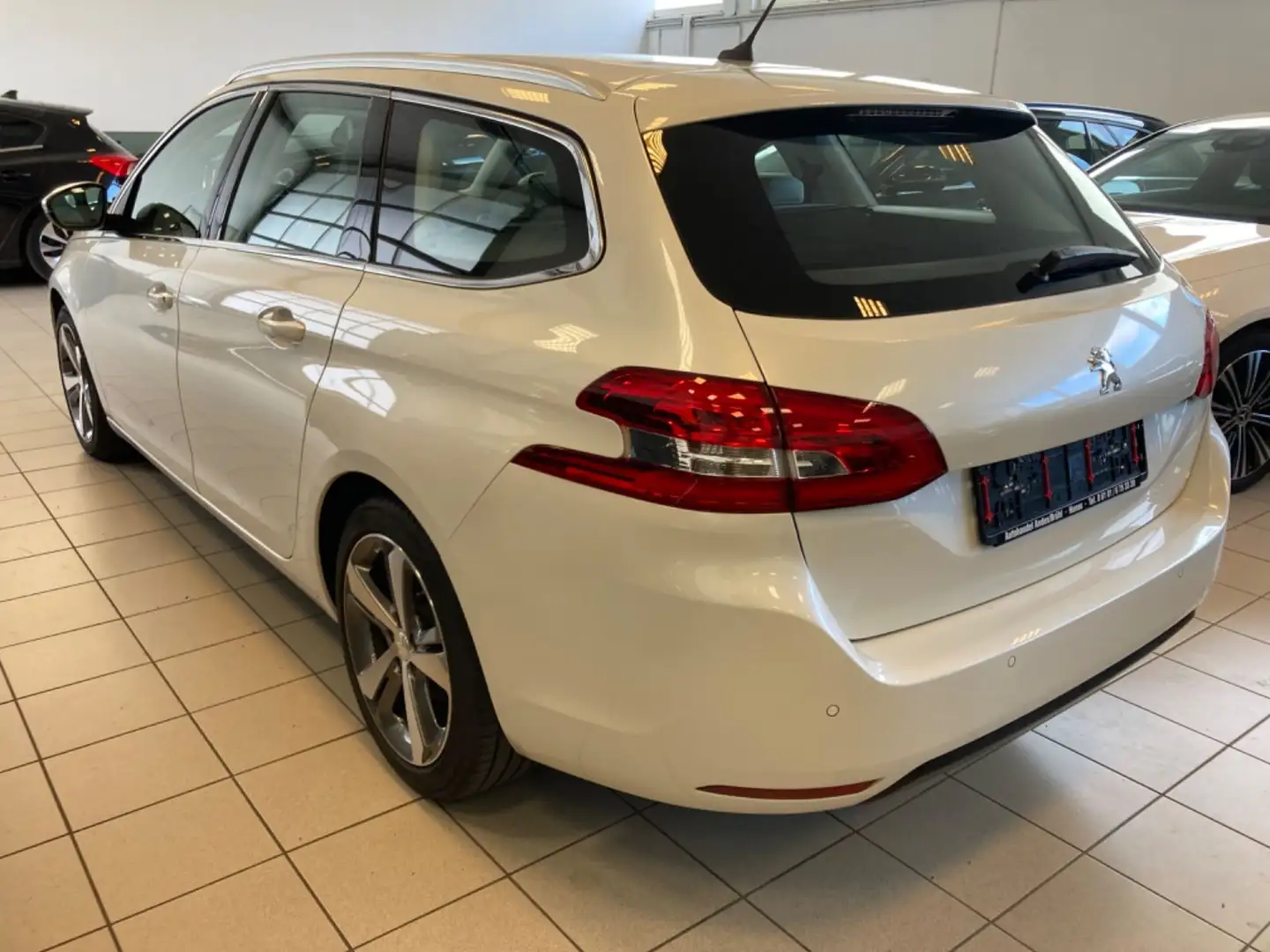Peugeot 308 SW Allure EAT8 Navi Plus Leder LED Temp SHZ Weiß - 2
