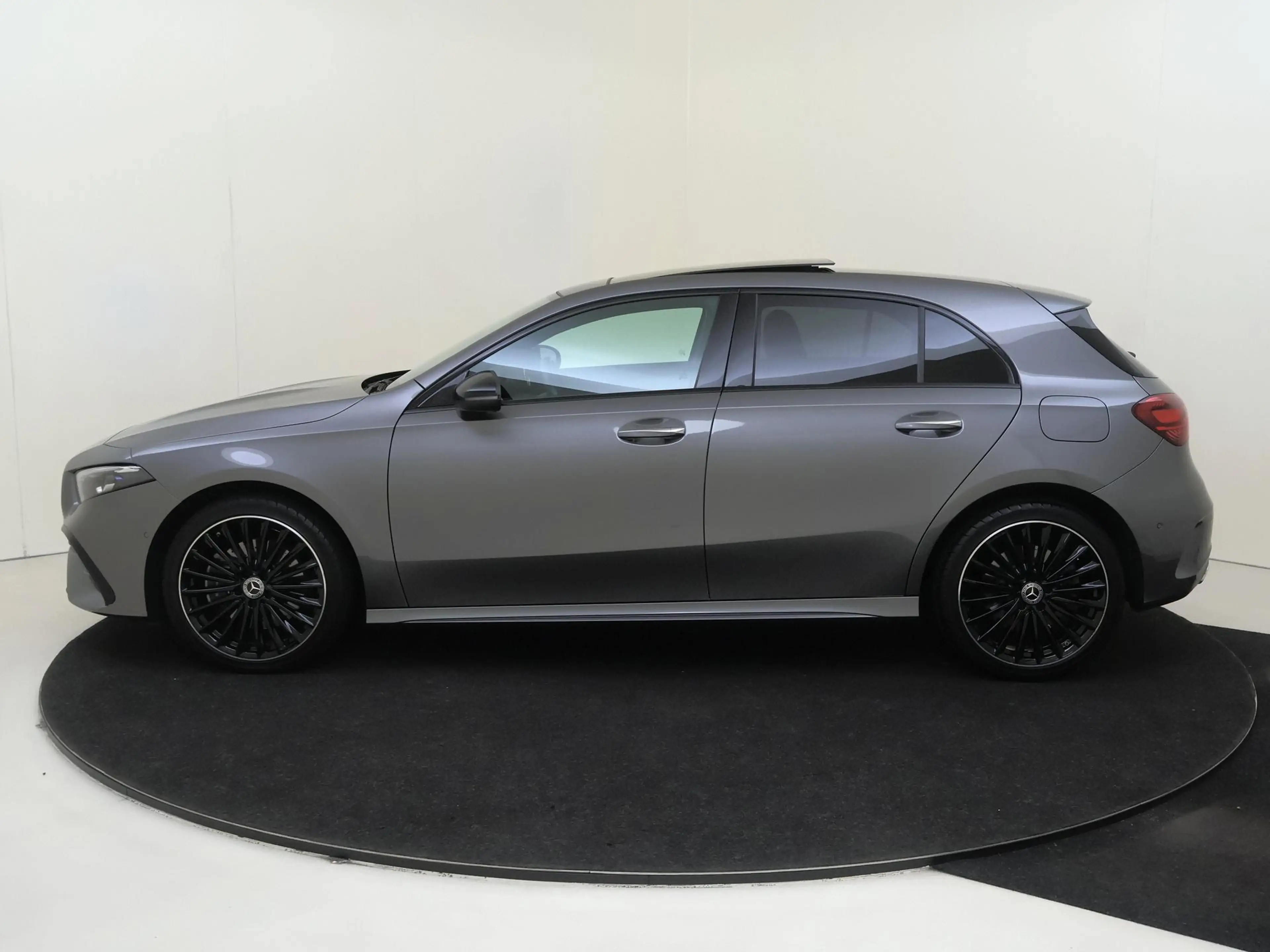 Mercedes-Benz A 250 e Star Edition LIMITED /Panoramadak /19 Inch /CarP — photo 9