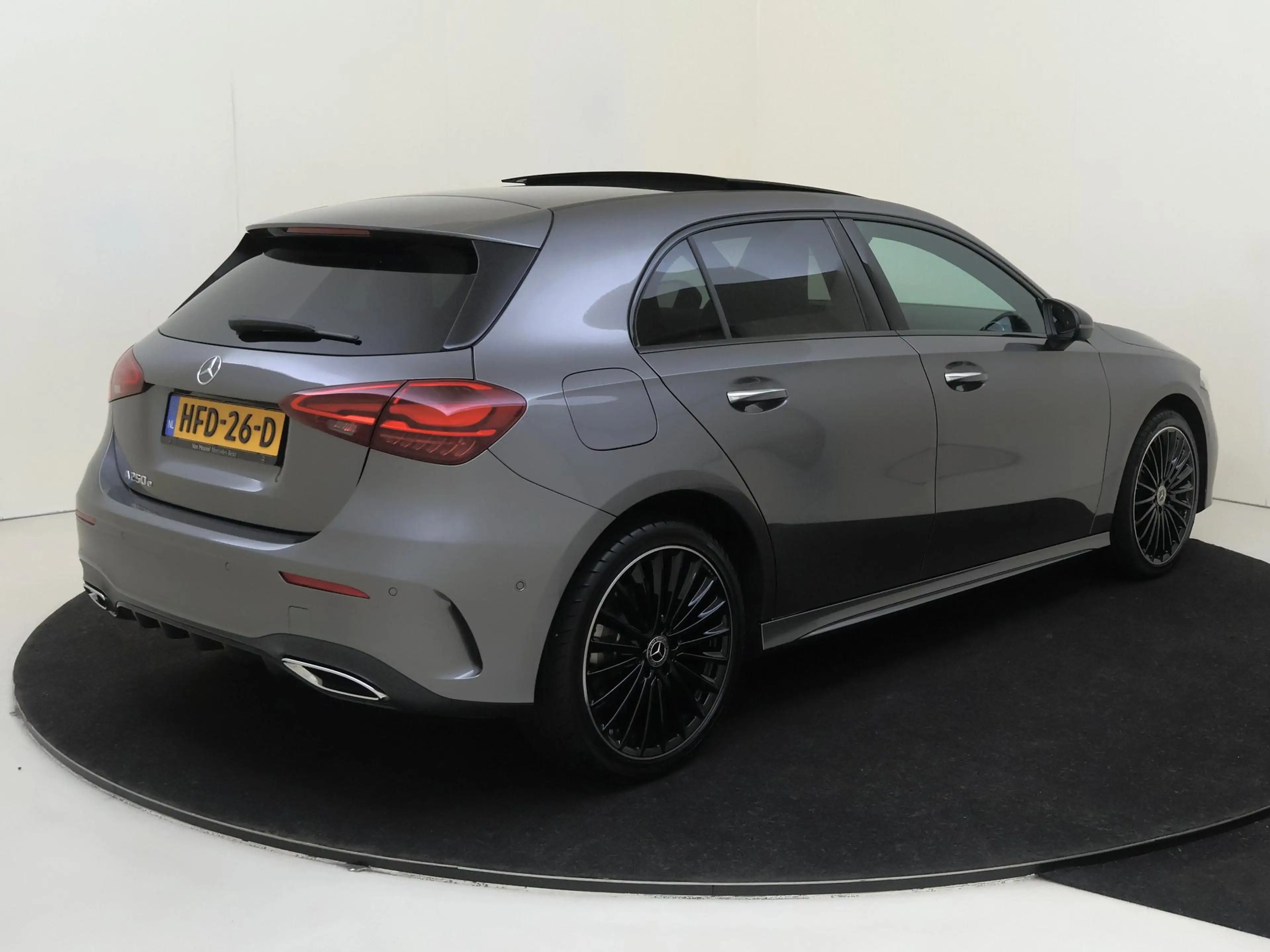 Mercedes-Benz A 250 e Star Edition LIMITED /Panoramadak /19 Inch /CarP — photo 2