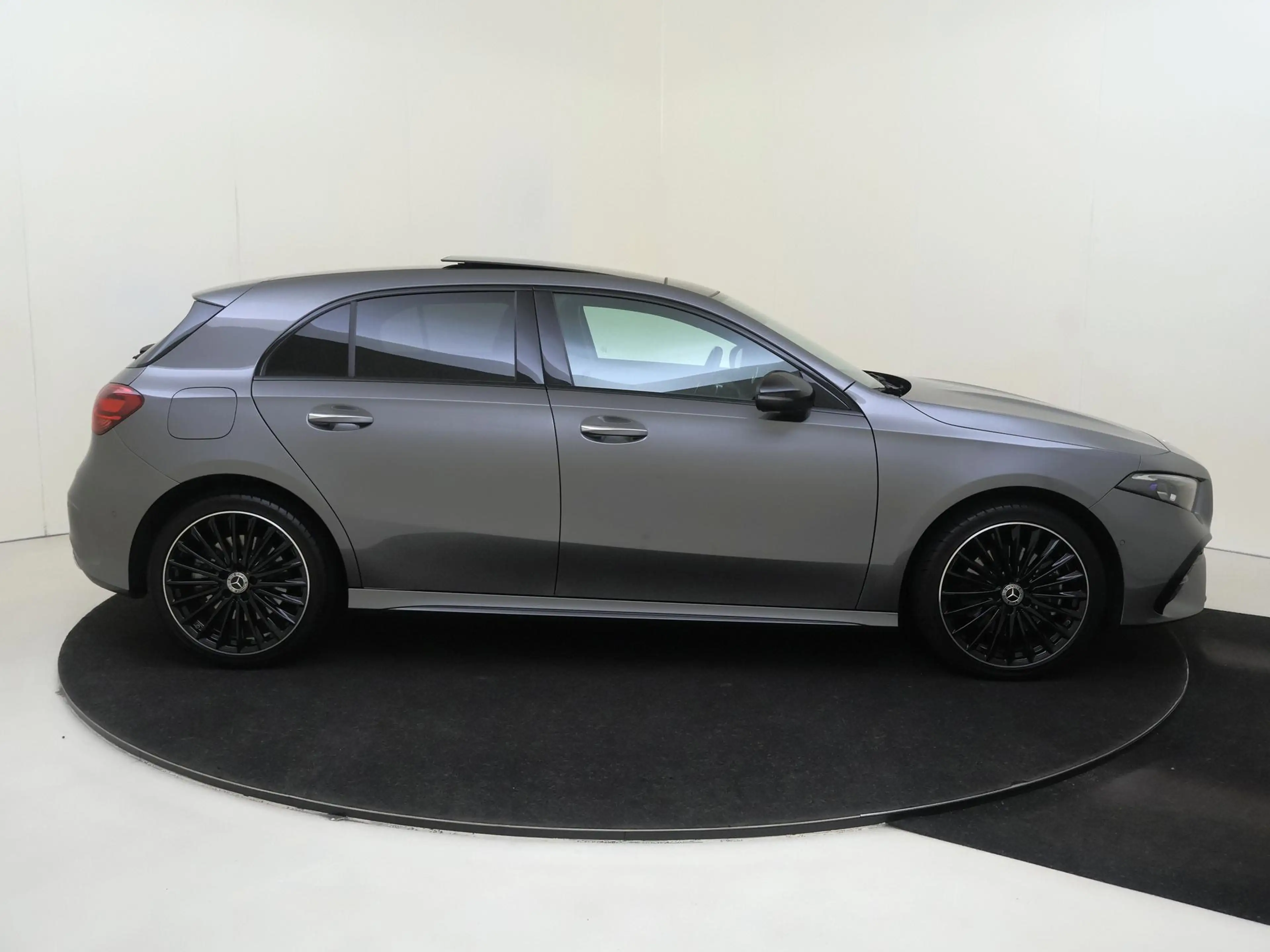 Mercedes-Benz A 250 e Star Edition LIMITED /Panoramadak /19 Inch /CarP — photo 10