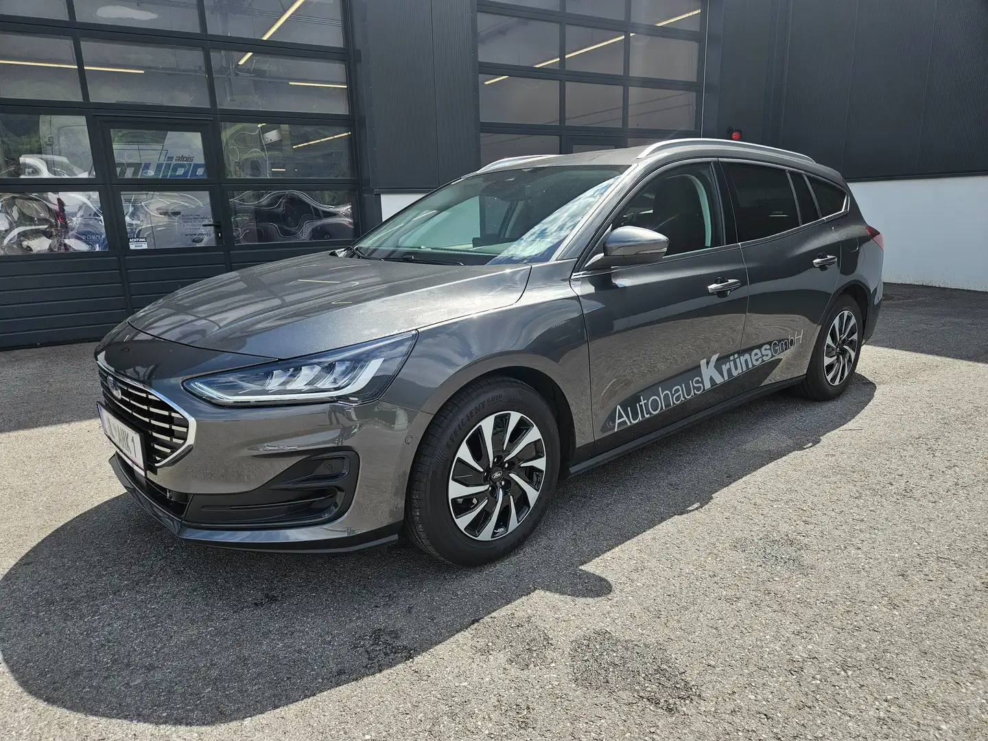 Ford Focus Turnier 1,0 EcoBoost Hybrid Titanium Grau - 1