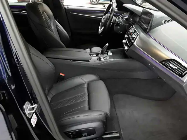 BMW 5 Series view 8