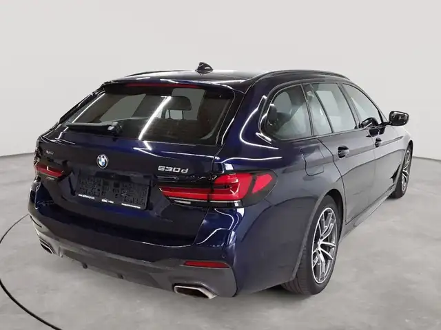 BMW 5 Series view 4