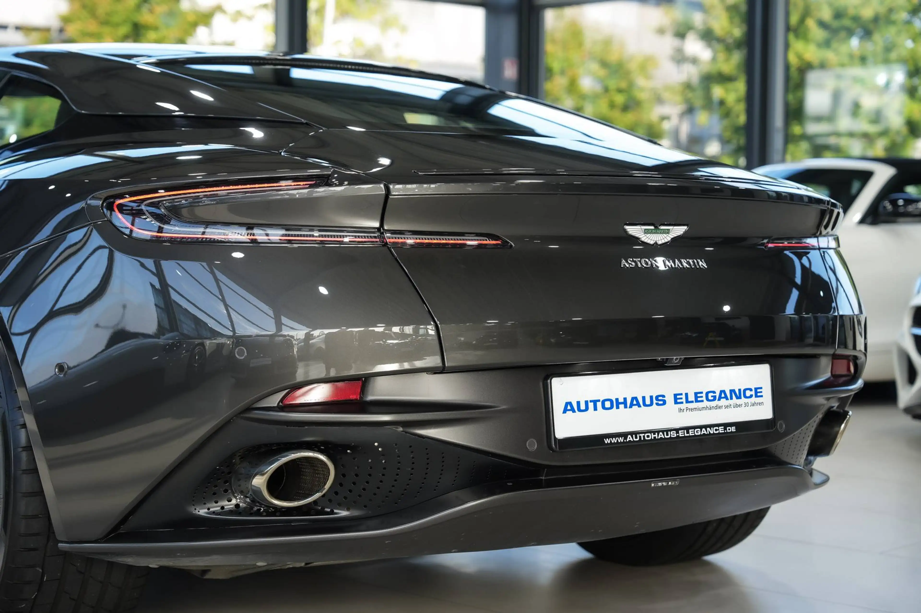 Aston Martin DB11 V8 Coupe*1-HAND*MASSAGE*360°*14-FACH*MEMORY — photo 9