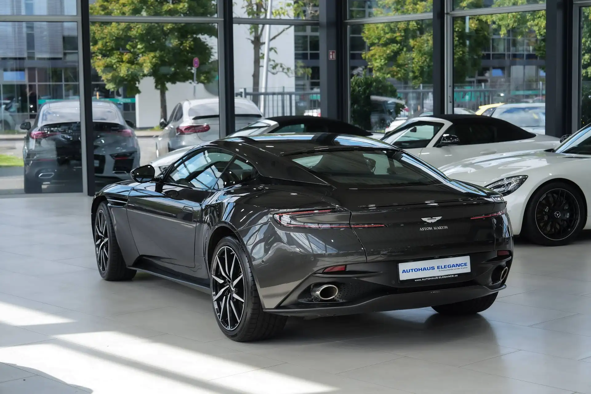 애스턴마틴 DB11 V8 2019 건메탈 사진 3