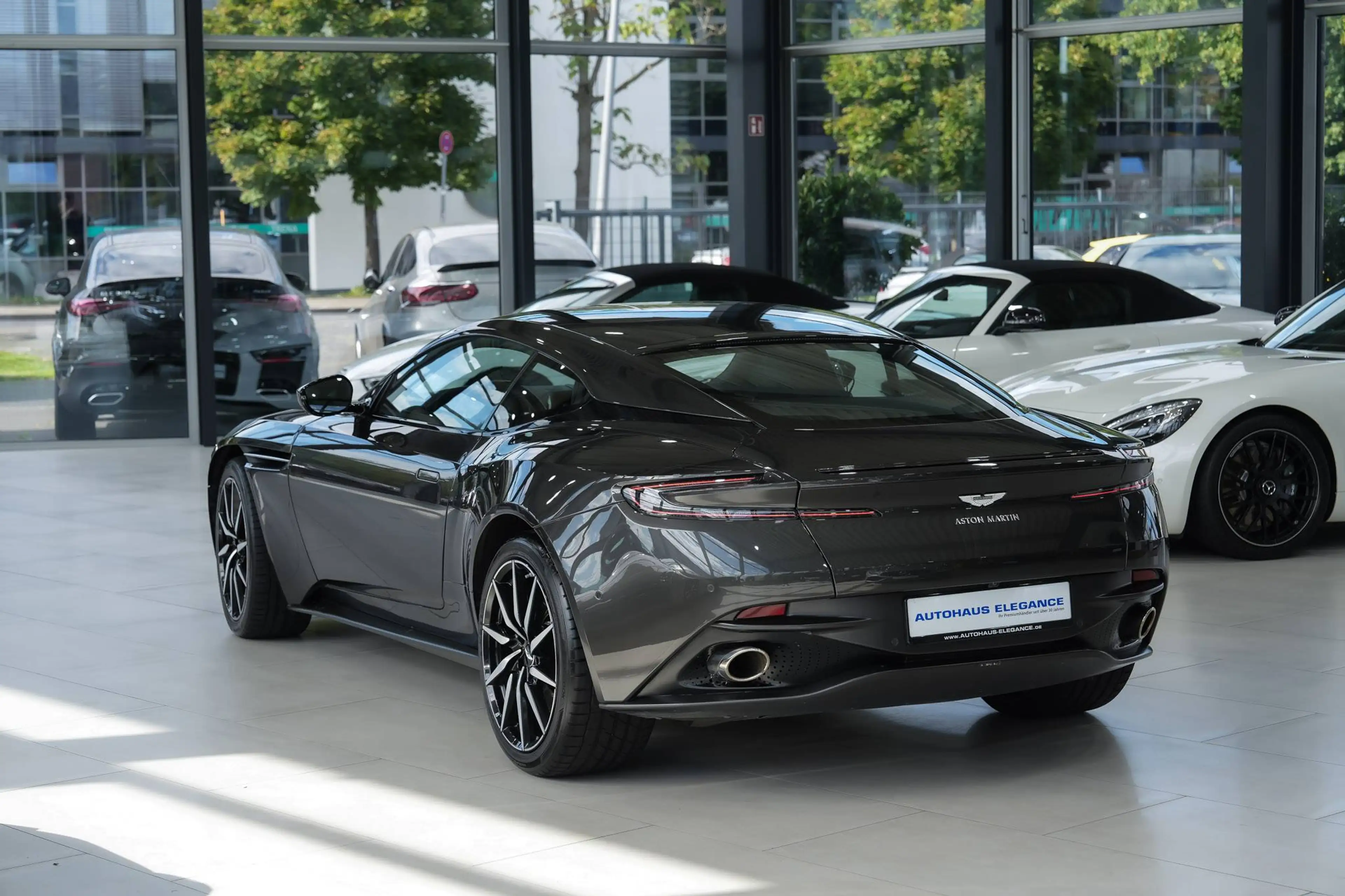 Aston Martin DB11 V8 Coupe*1-HAND*MASSAGE*360°*14-FACH*MEMORY — photo 3