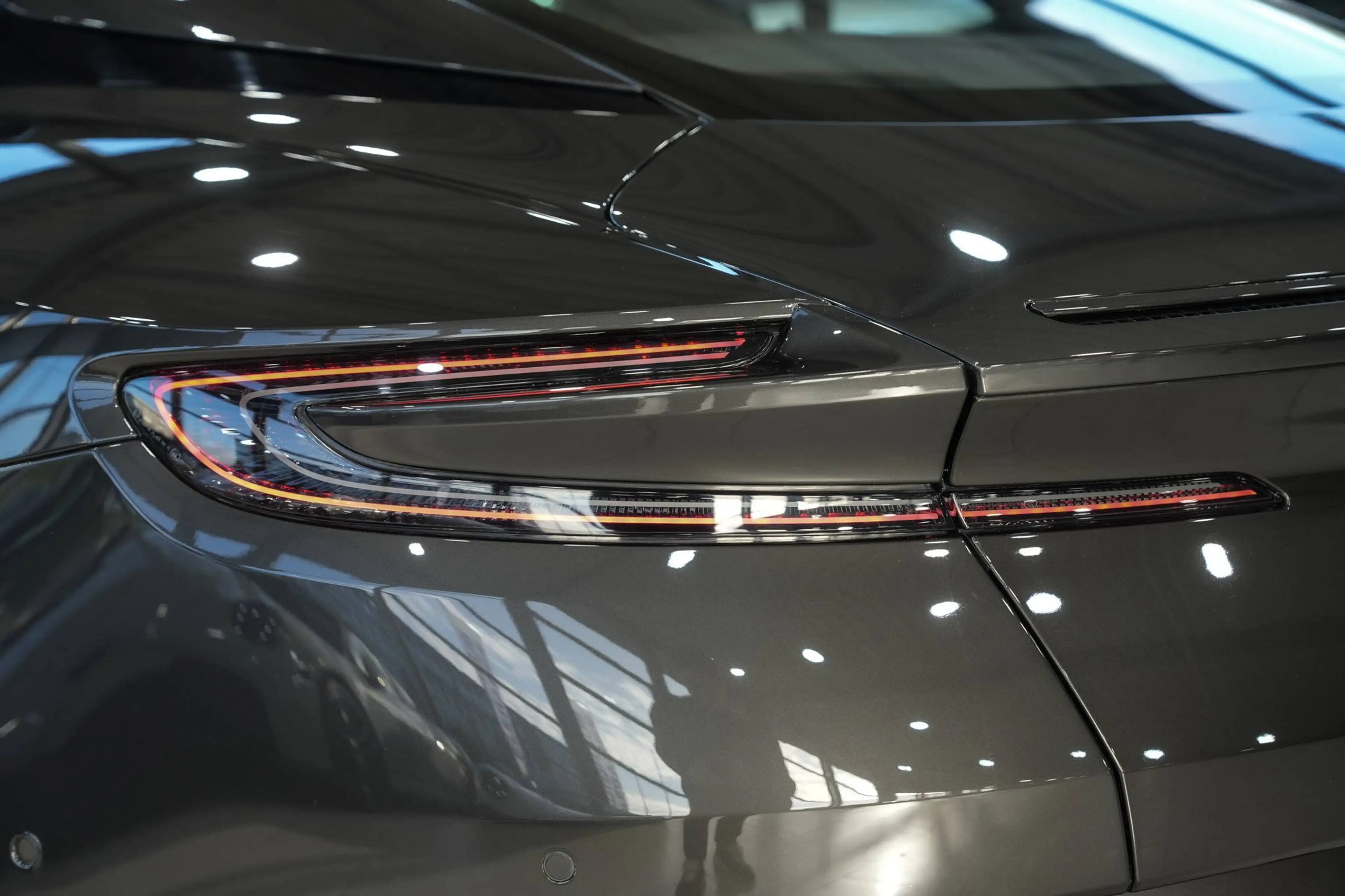 Aston Martin DB11 V8 Coupe*1-HAND*MASSAGE*360°*14-FACH*MEMORY — photo 11