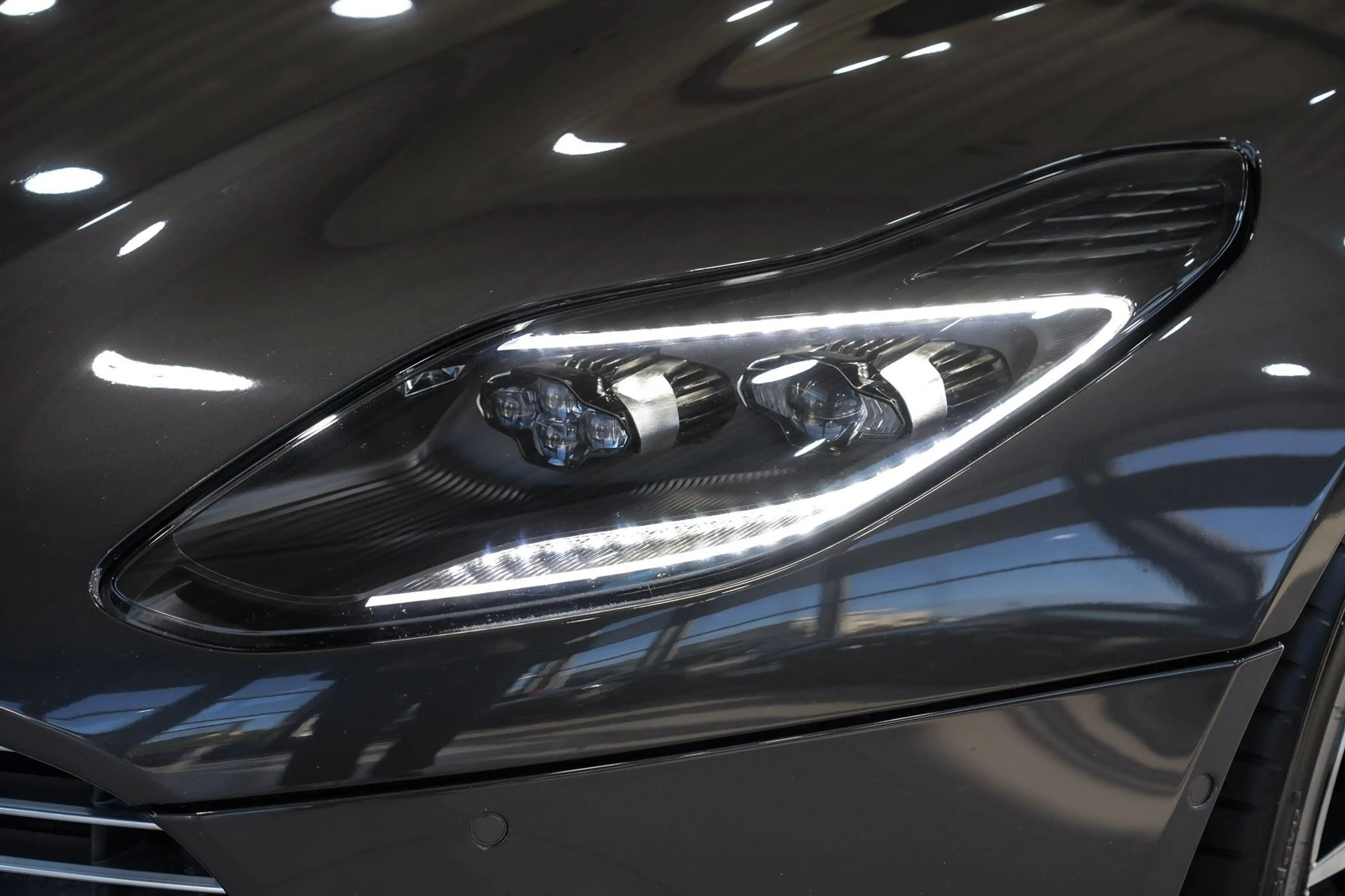 Aston Martin DB11 V8 Coupe*1-HAND*MASSAGE*360°*14-FACH*MEMORY — photo 10