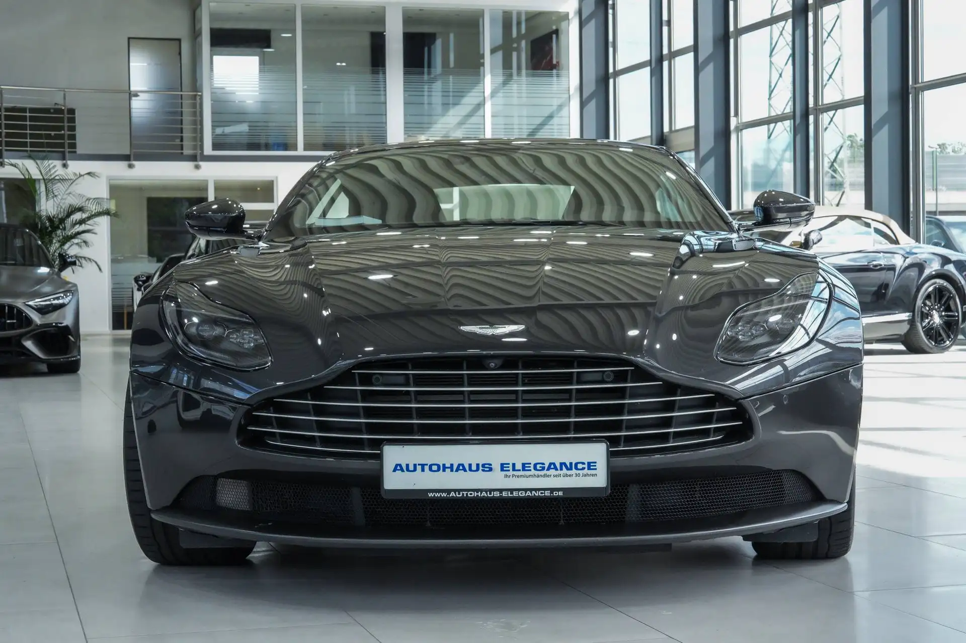 애스턴마틴 DB11 V8 2019 건메탈 사진 4
