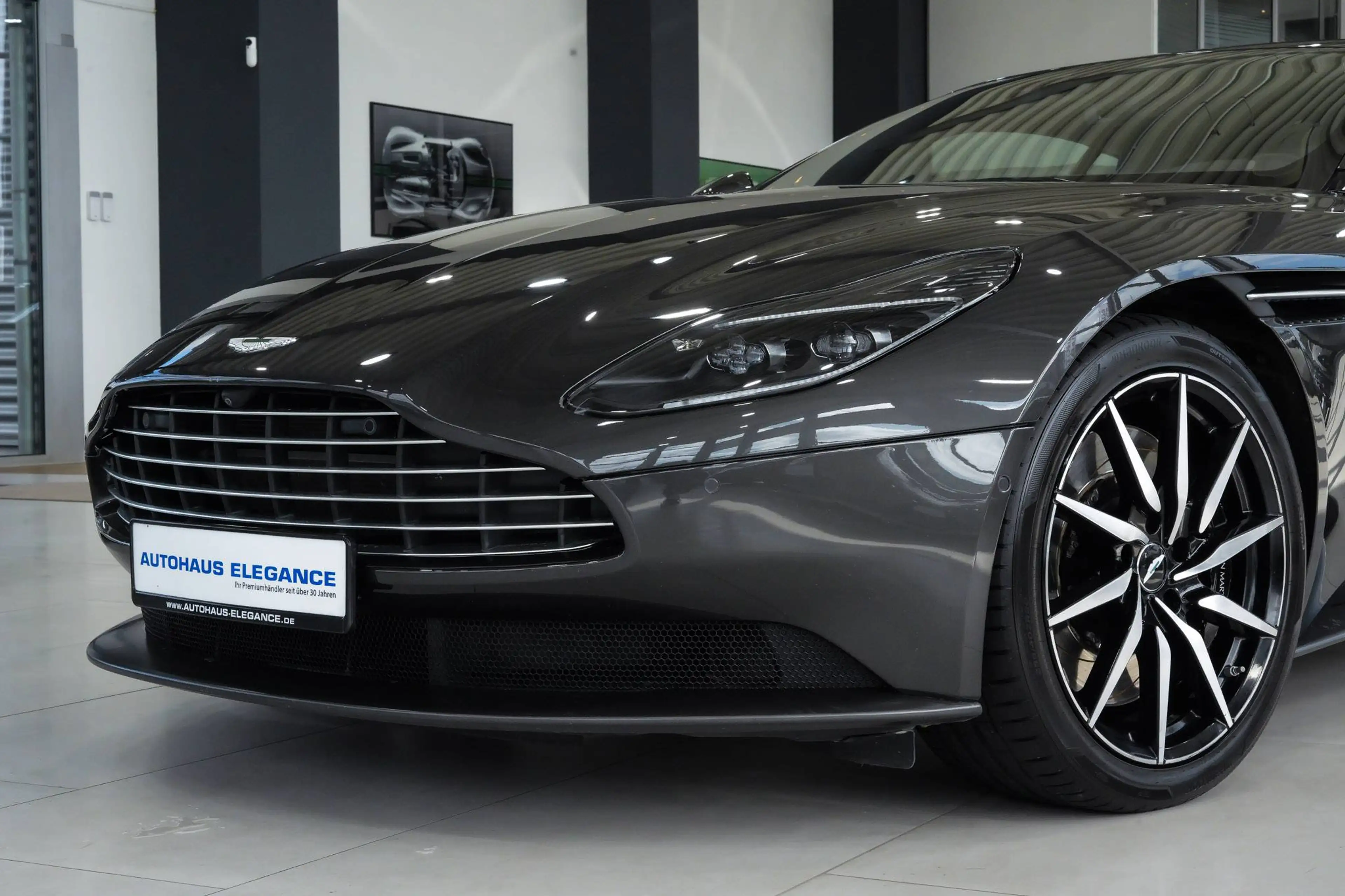 Aston Martin DB11 V8 Coupe*1-HAND*MASSAGE*360°*14-FACH*MEMORY — photo 8