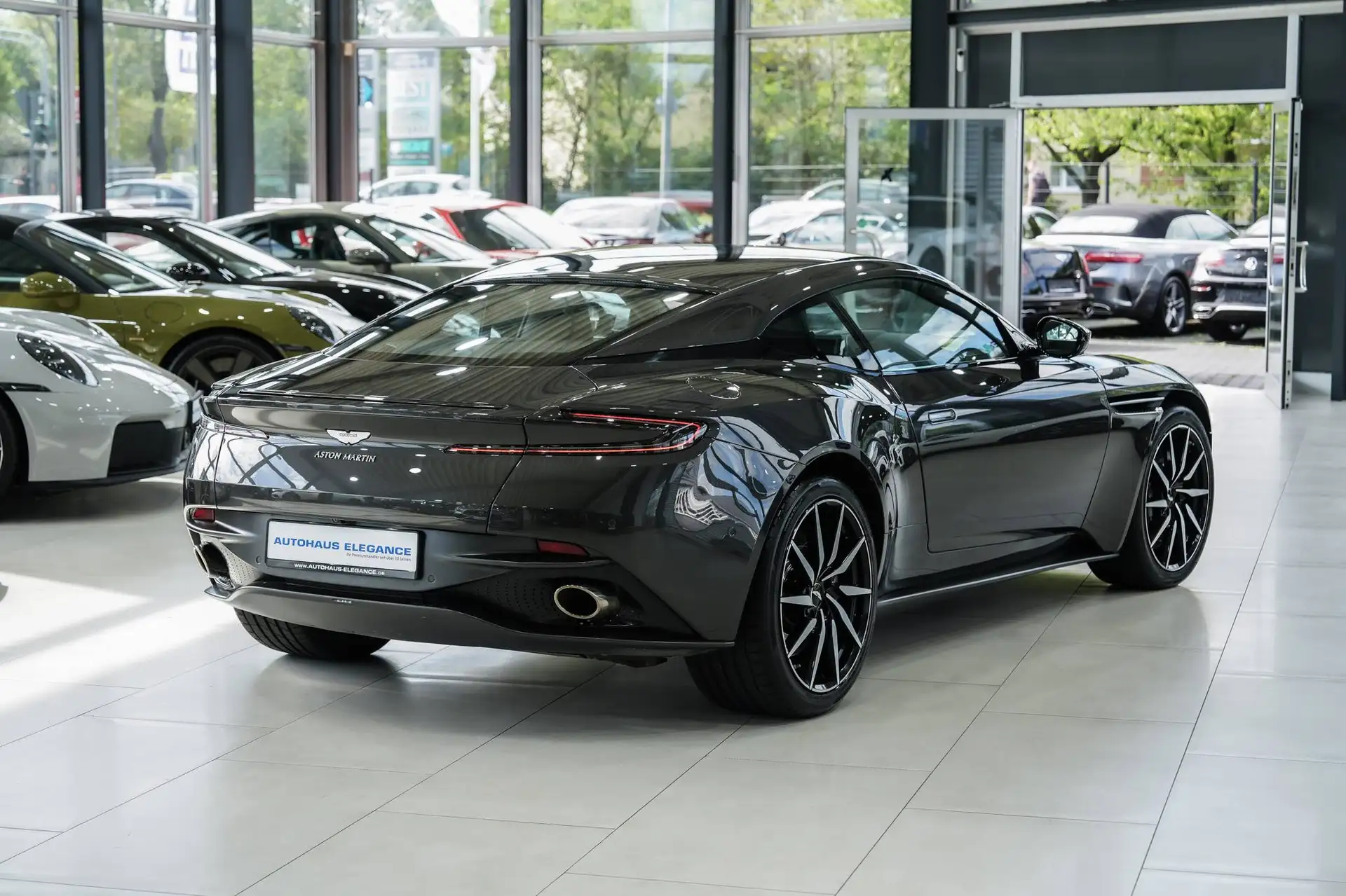 애스턴마틴 DB11 V8 2019 건메탈 사진 2
