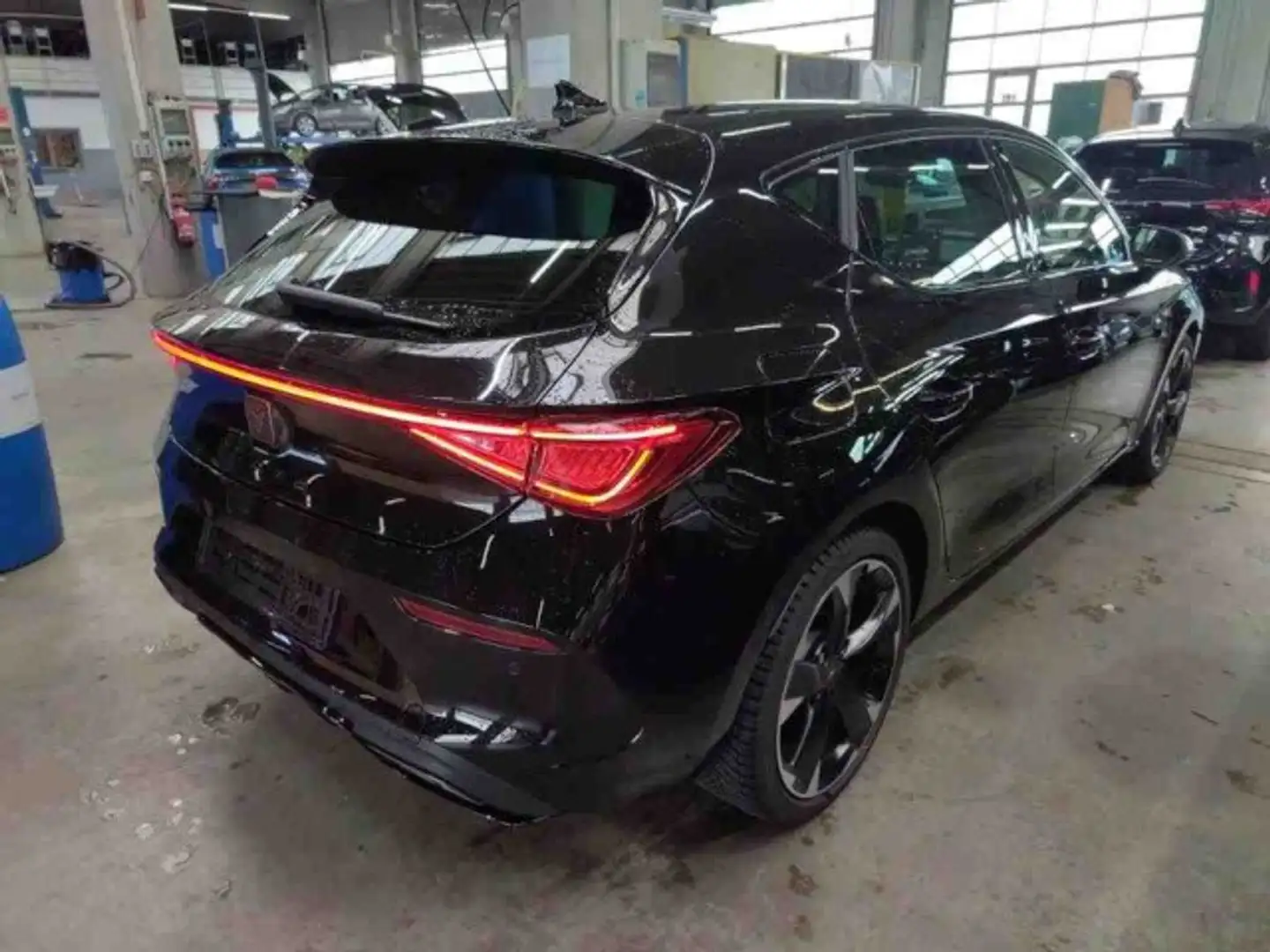 CUPRA Leon 1.5 eTSI DSG 5JGAR+ACC+GJR+KESSY+CARPLAY Klima Schwarz - 2