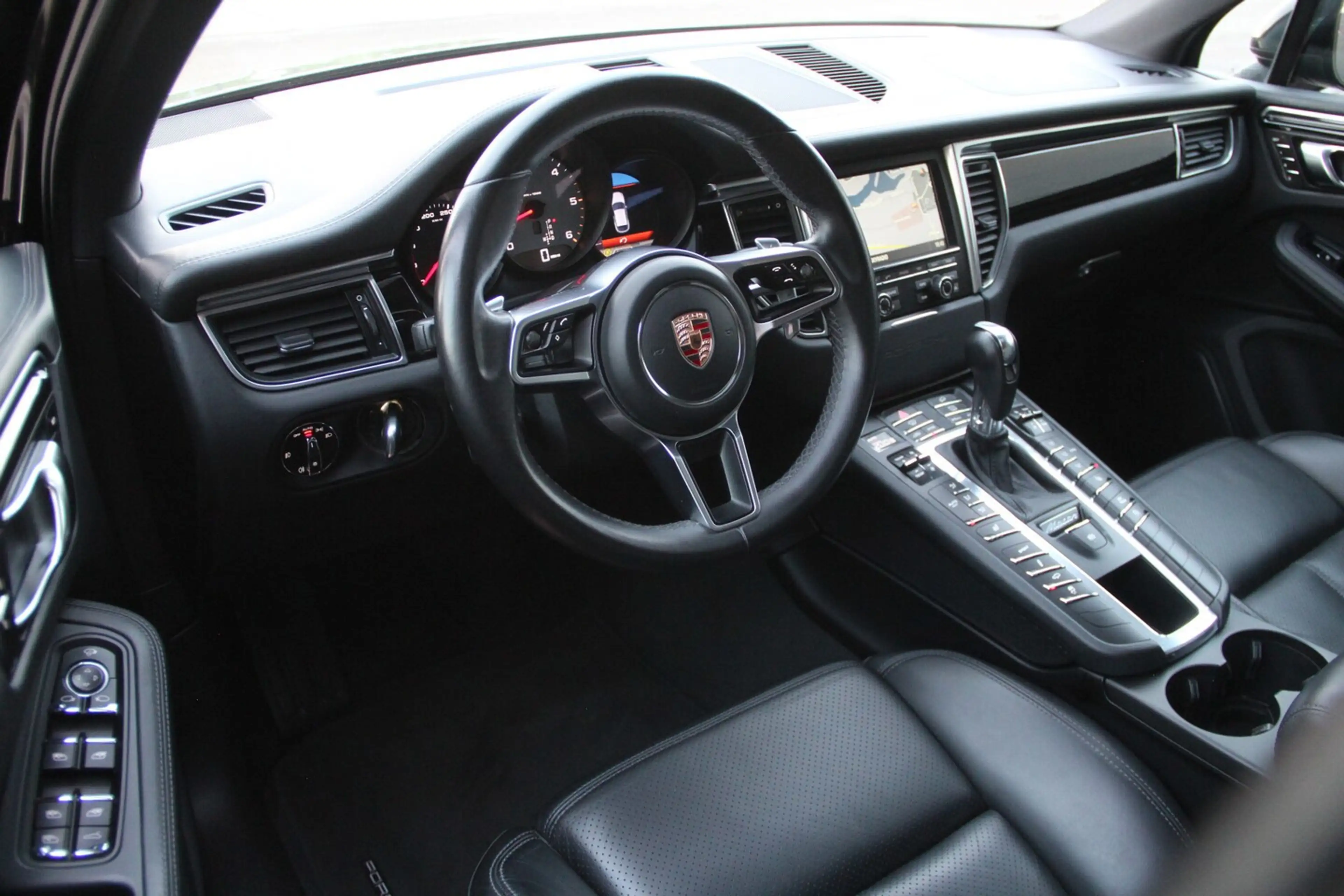 Porsche Macan 3.0 D S — photo 7