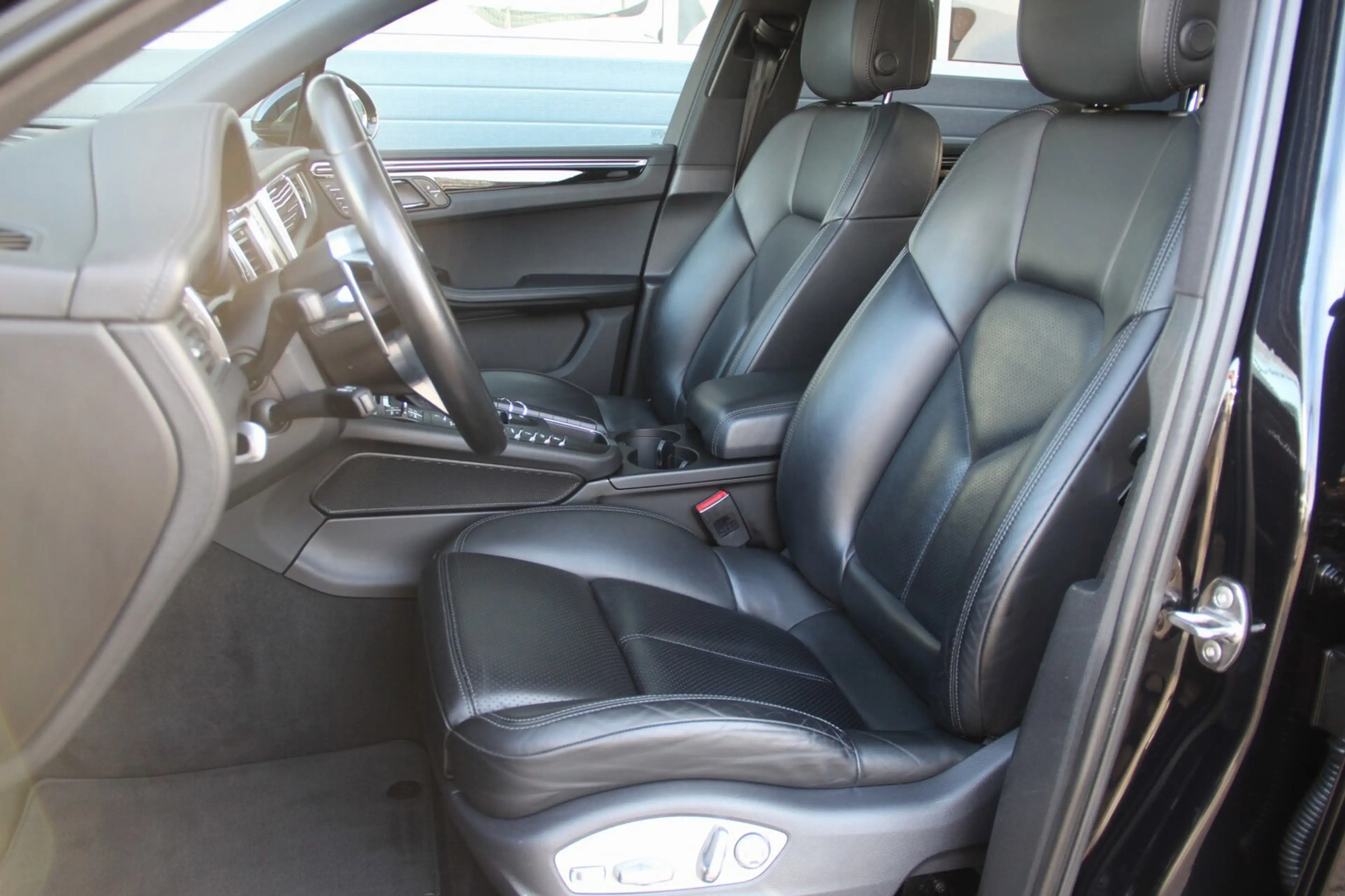 Porsche Macan 3.0 D S — photo 10
