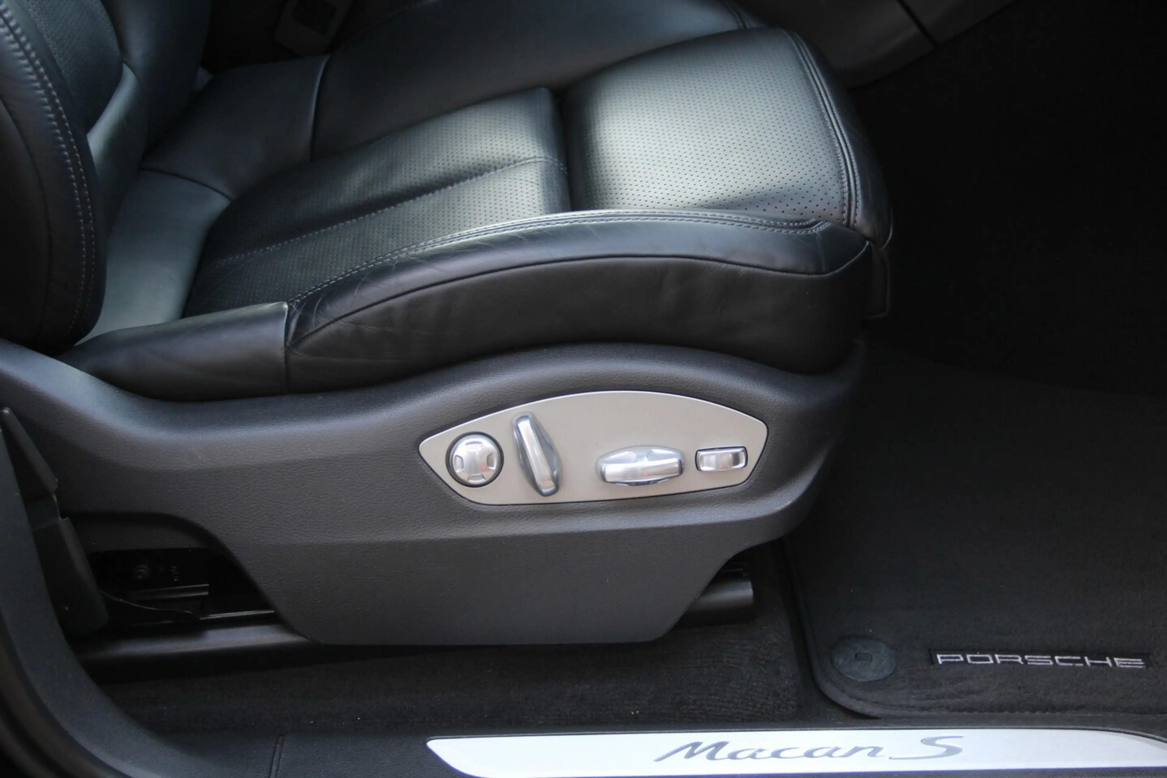 Porsche Macan 3.0 D S — photo 23