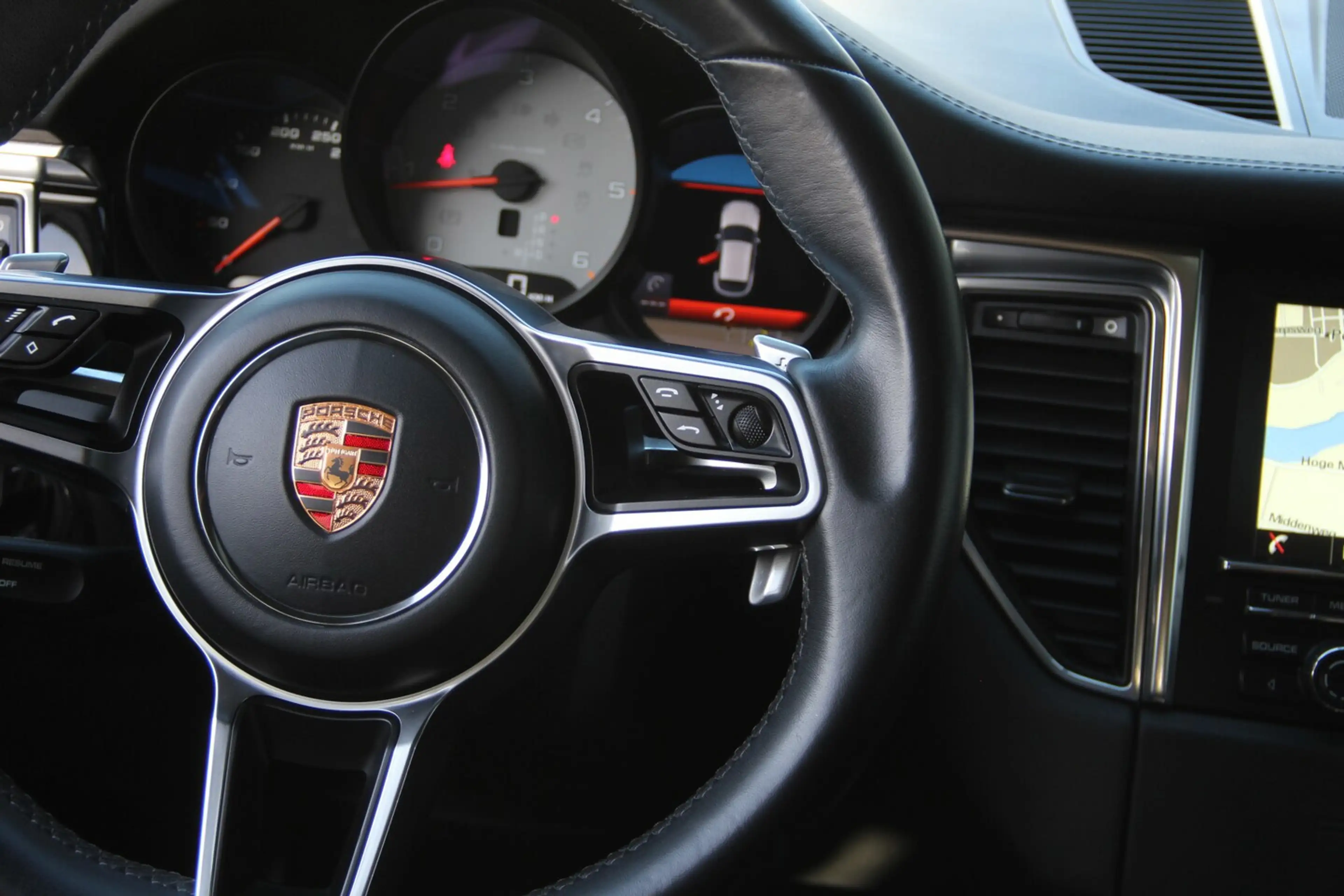 Porsche Macan 3.0 D S — photo 22