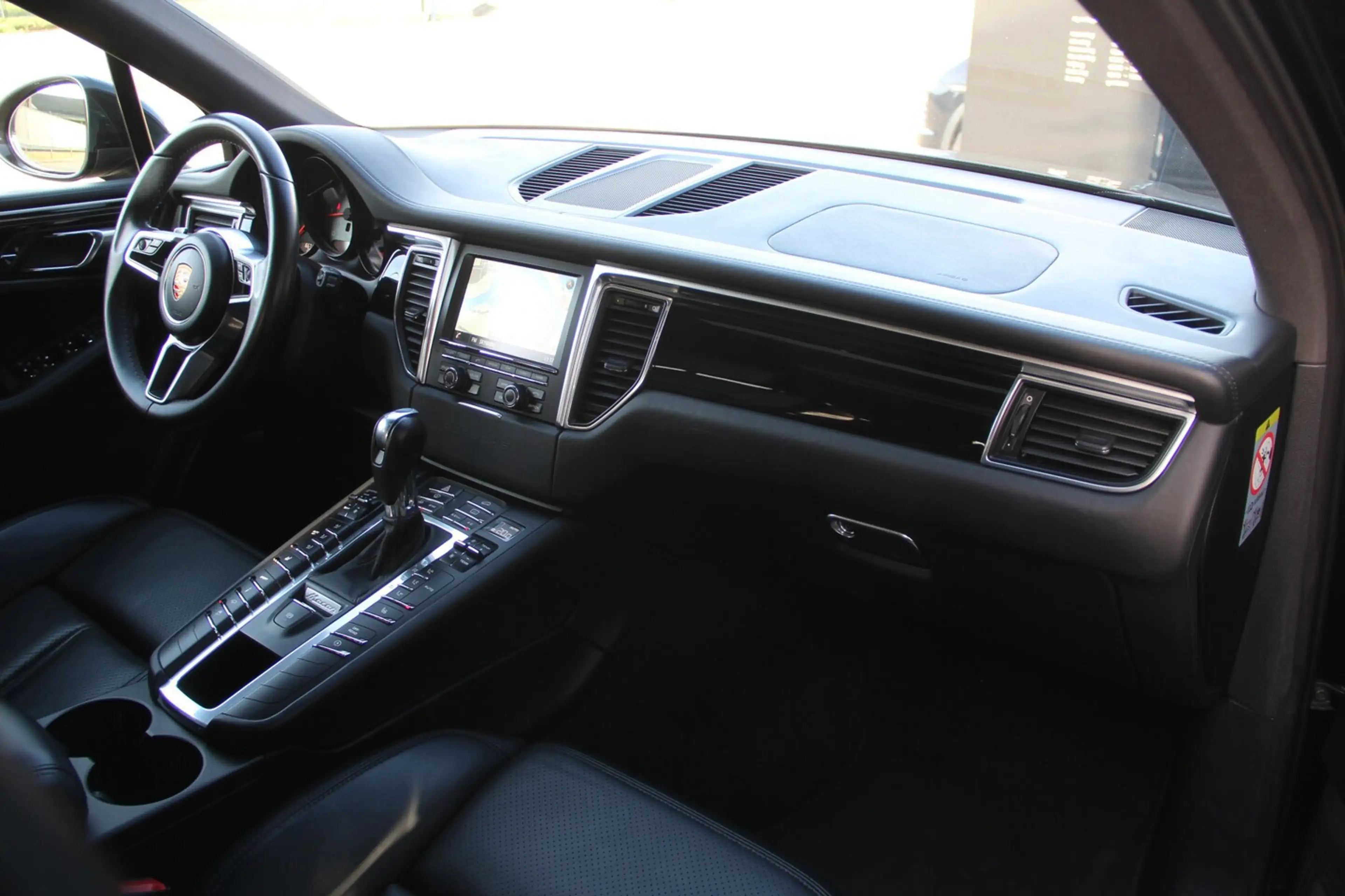 Porsche Macan 3.0 D S — photo 18