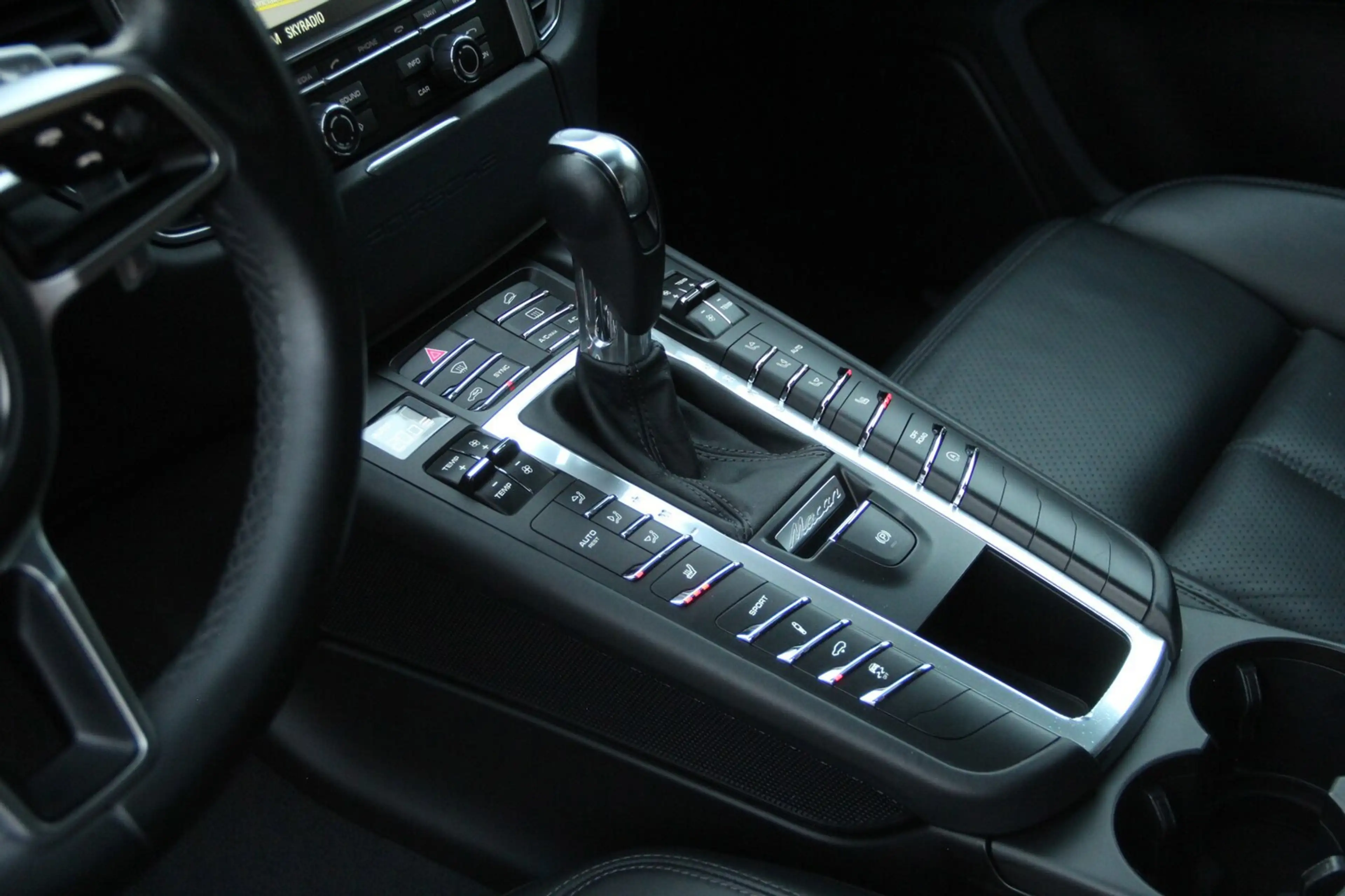 Porsche Macan 3.0 D S — photo 8