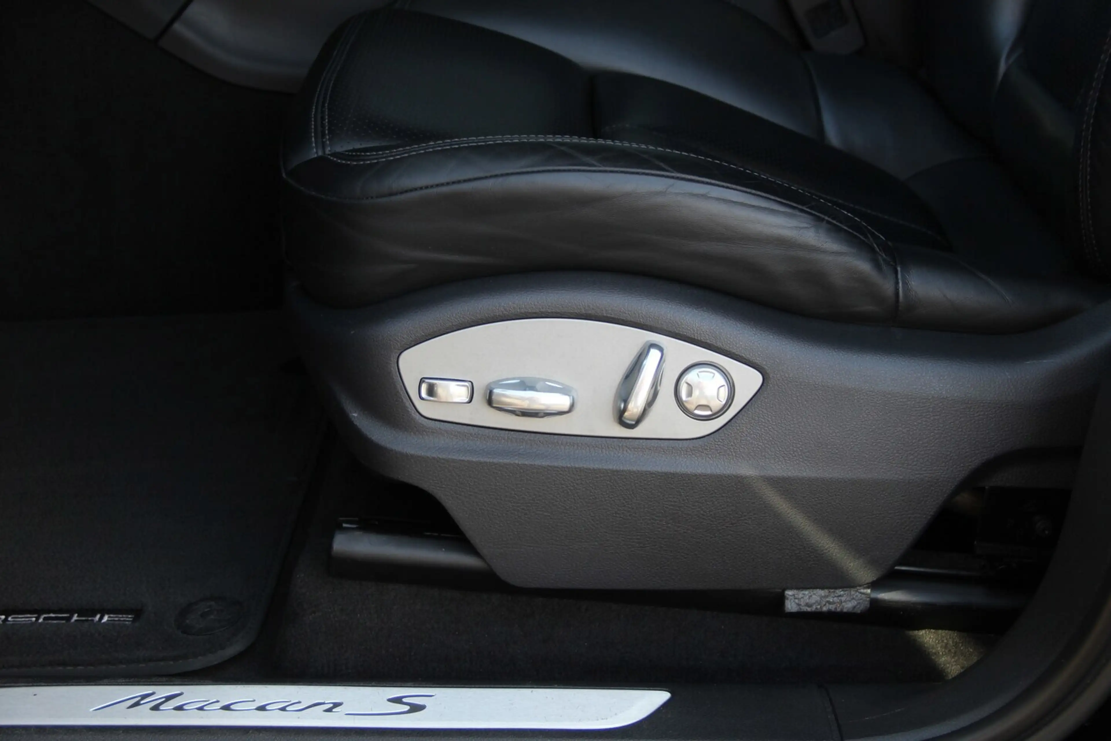 Porsche Macan 3.0 D S — photo 11