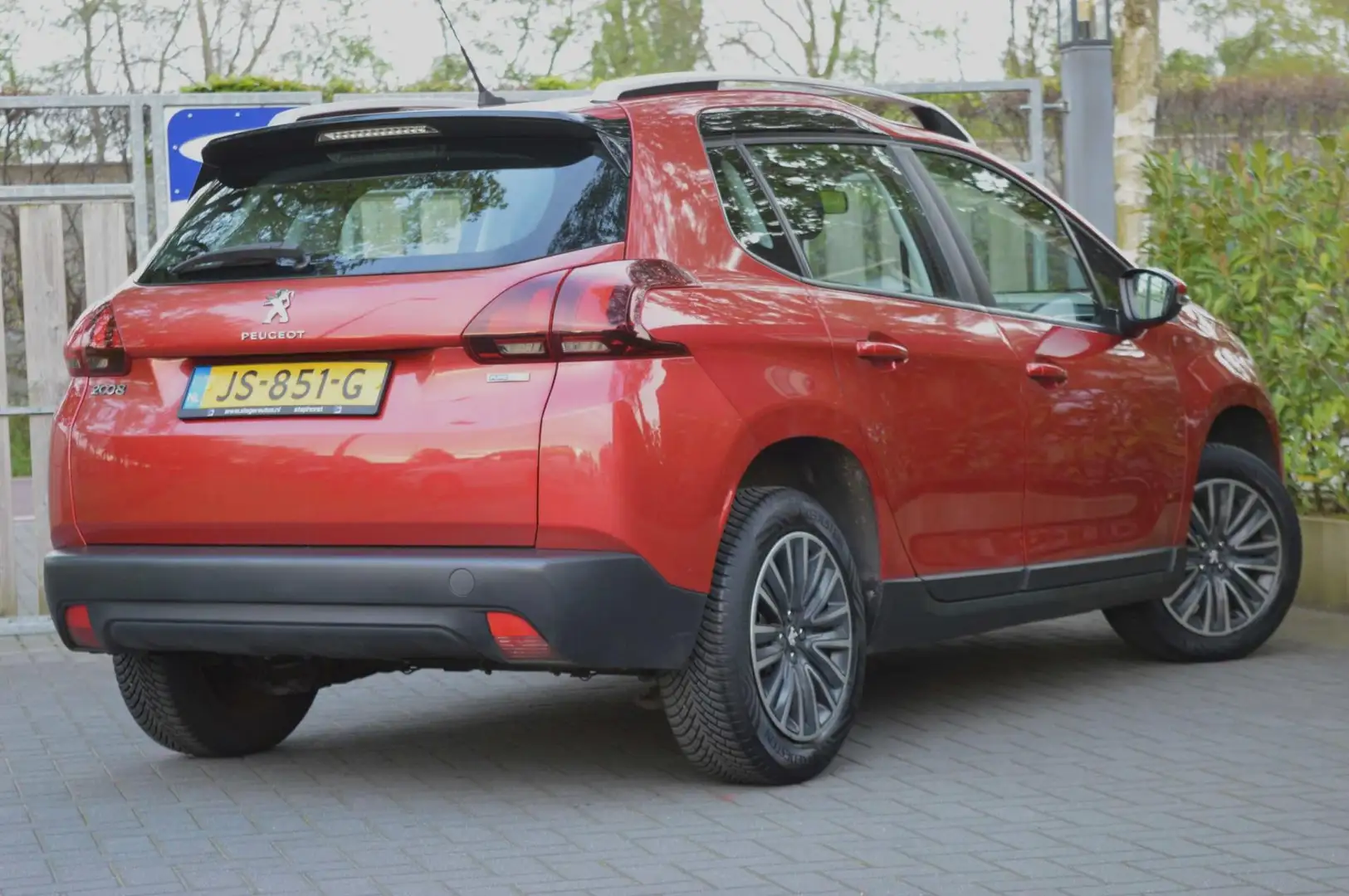 Peugeot 2008 1.2 PureTech Active - Airco|Cruise|Navi Rood - 2