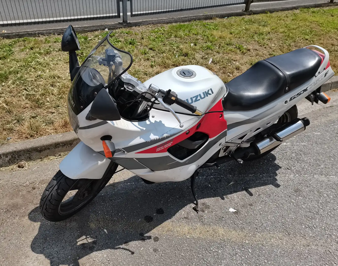 Suzuki GSX 750 F Alb - 2