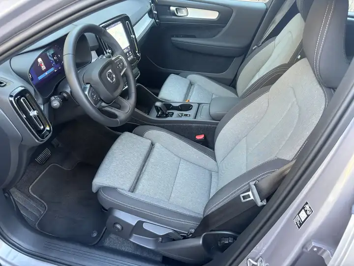 Volvo XC40 2025, foto 5