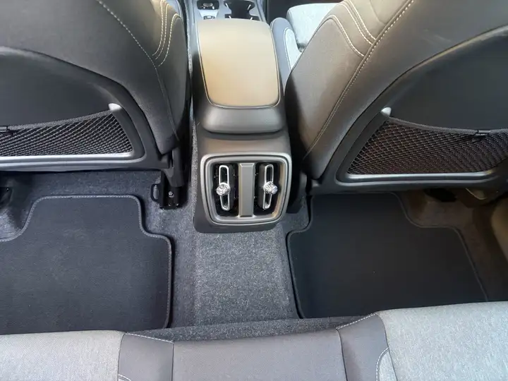 Volvo XC40 2025, foto 14