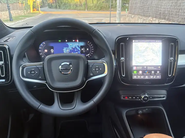 Volvo XC40 2025, foto 13