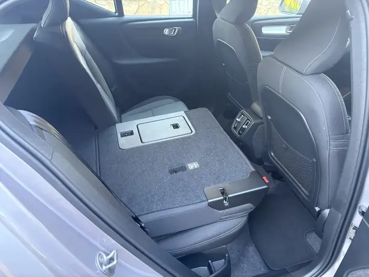 Volvo XC40 2025, foto 7