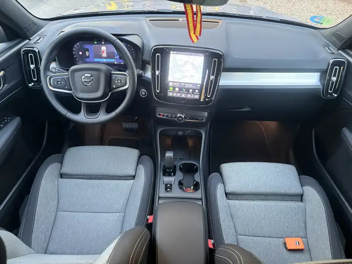Volvo XC40 2025, foto 9