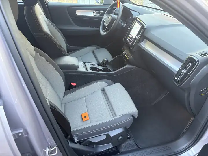 Volvo XC40 2025, foto 16