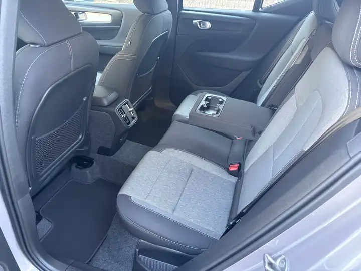 Volvo XC40 2025, foto 6
