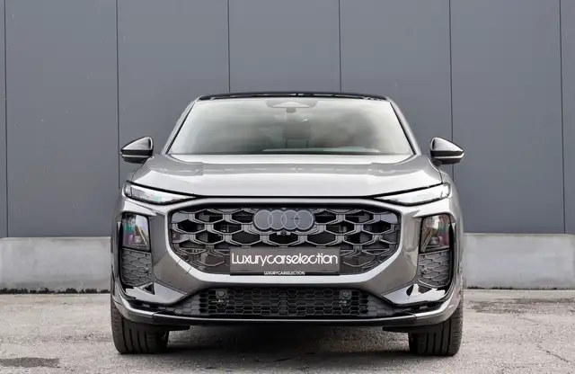 Audi Q3 view 6